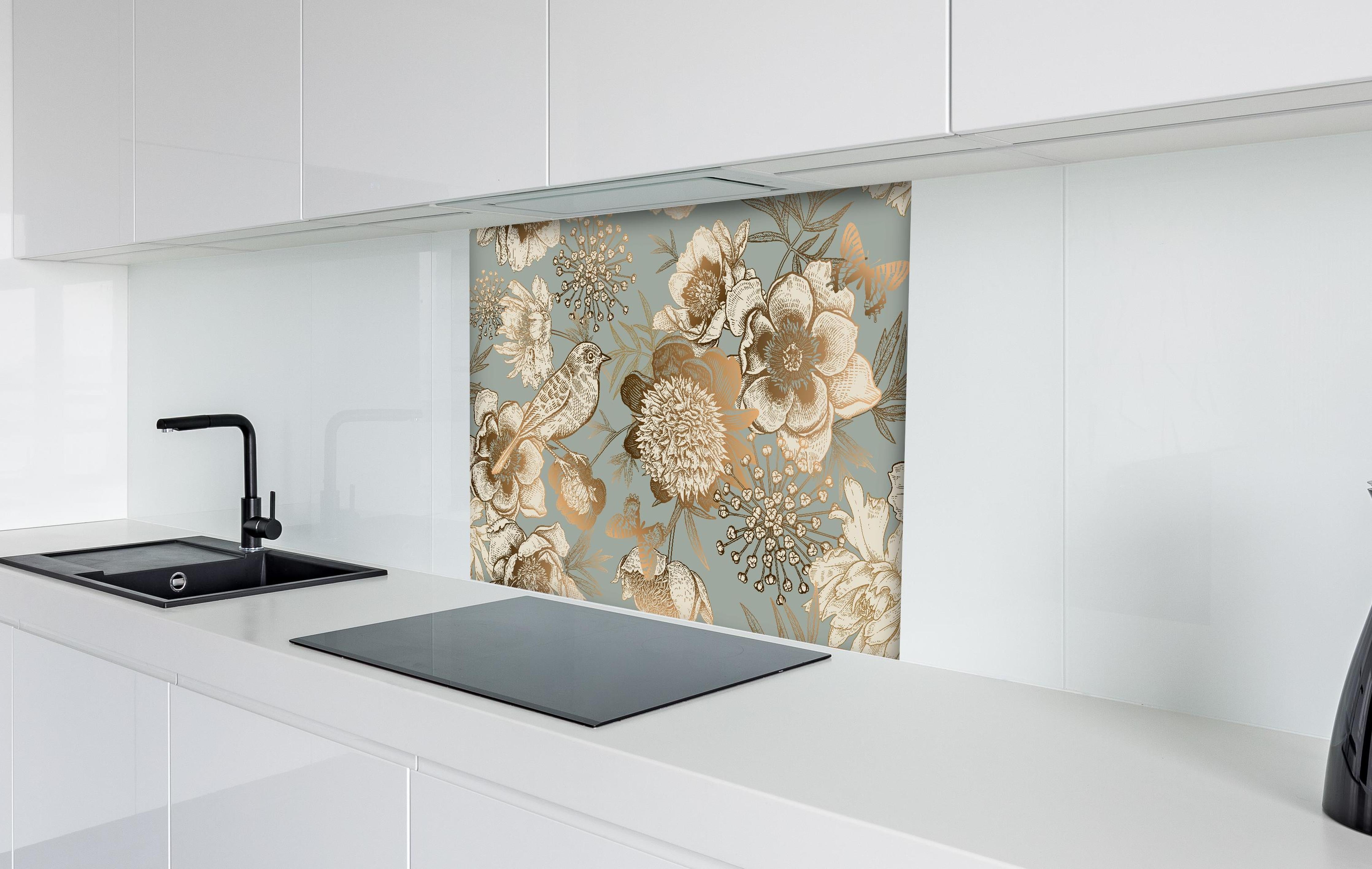 Spritzschutz - Vintage Peonien Vogelmotiv Beige Braun hinter einem Cerankochfeld zwischen Holz-Kochutensilien
