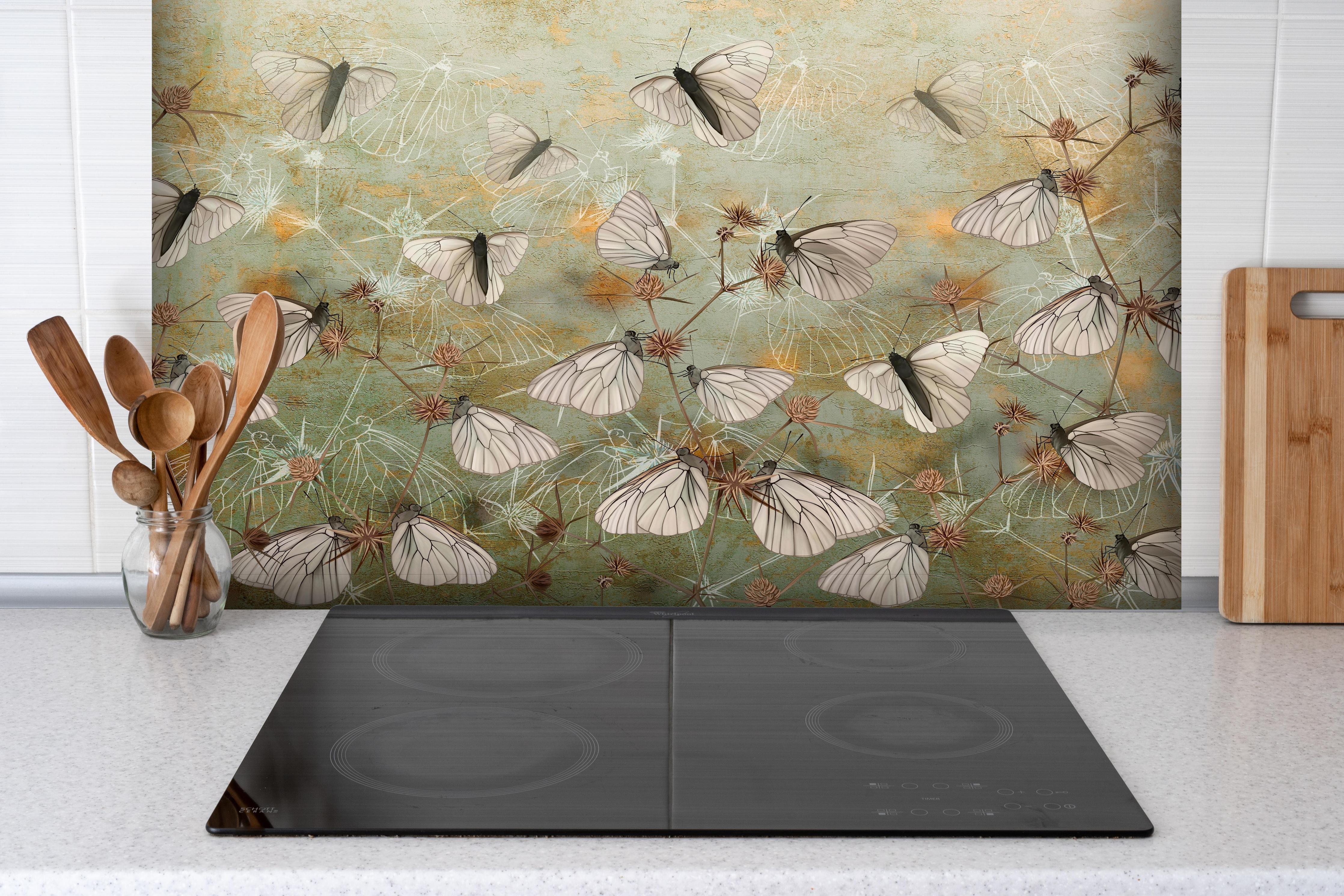 Spritzschutz - Vintage Schmetterling - Zeichnung hinter einem Cerankochfeld zwischen Holz-Kochutensilien
