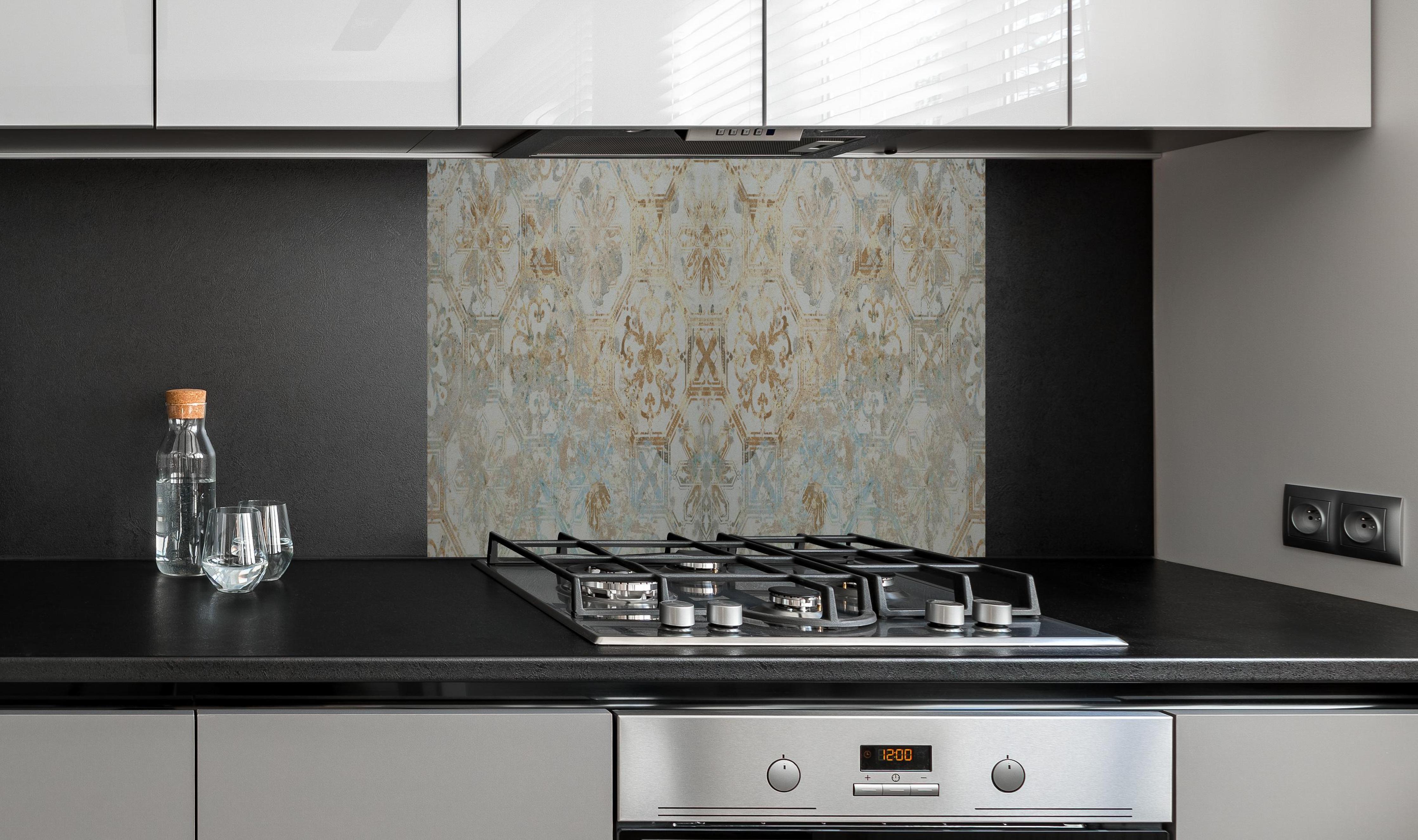 Spritzschutz - Vintage Tapetenmuster hinter einem Cerankochfeld zwischen Holz-Kochutensilien
