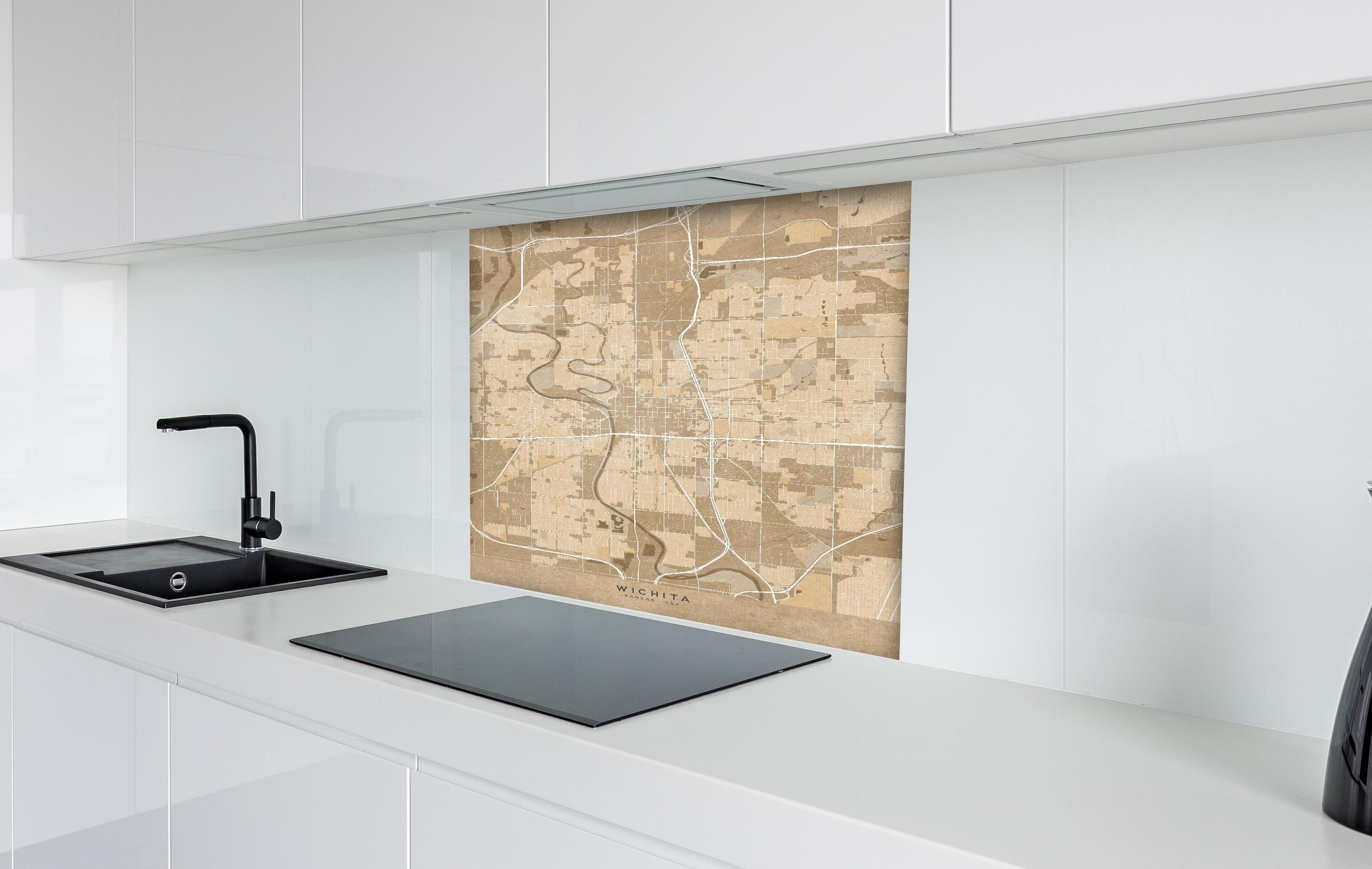 Spritzschutz - Vintage Wichita Stadtplan in Sepiatönen hinter einem Cerankochfeld zwischen Holz-Kochutensilien
