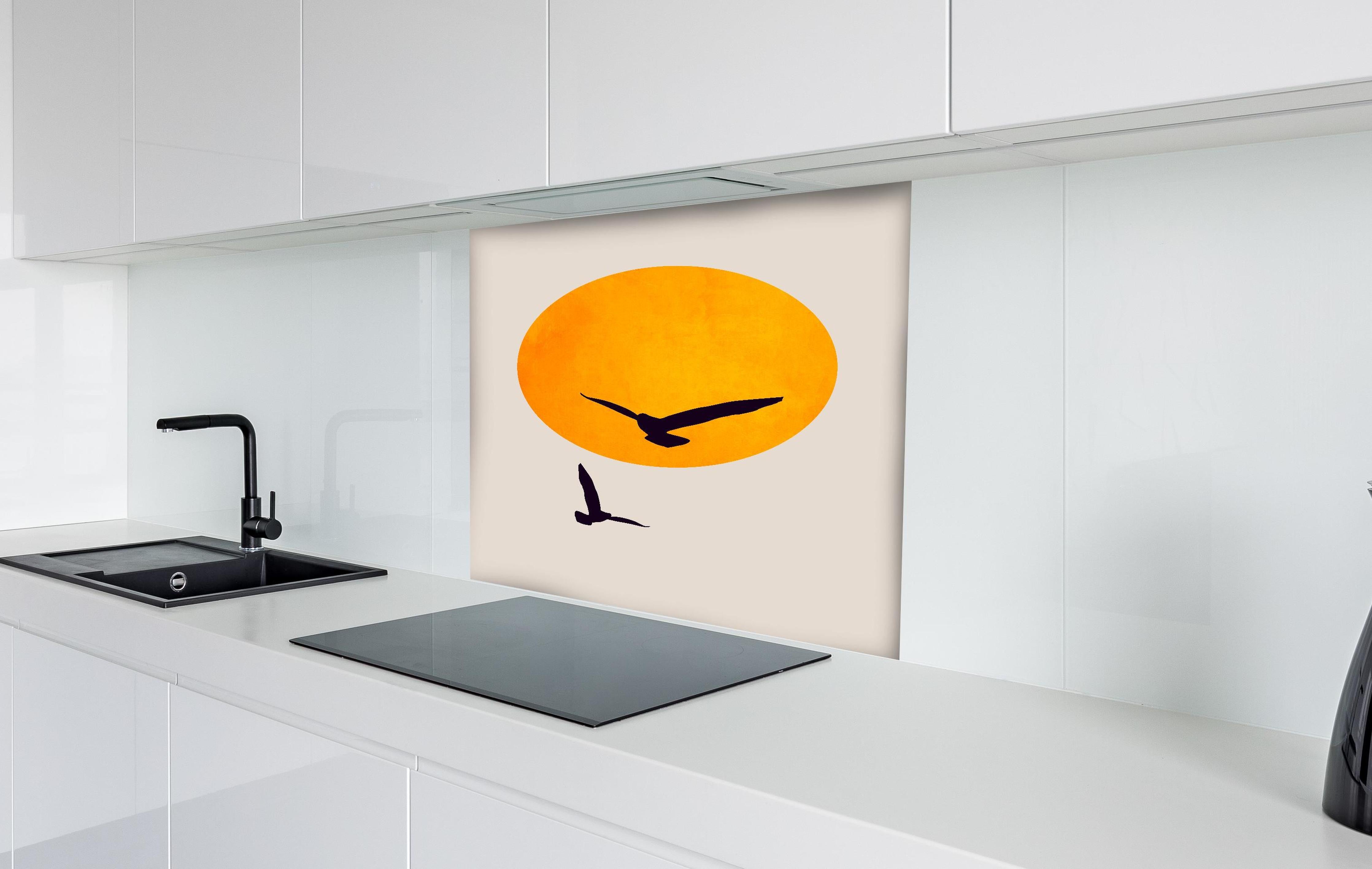 Spritzschutz - Vögel im Himmel - Grafik hinter einem Cerankochfeld zwischen Holz-Kochutensilien
