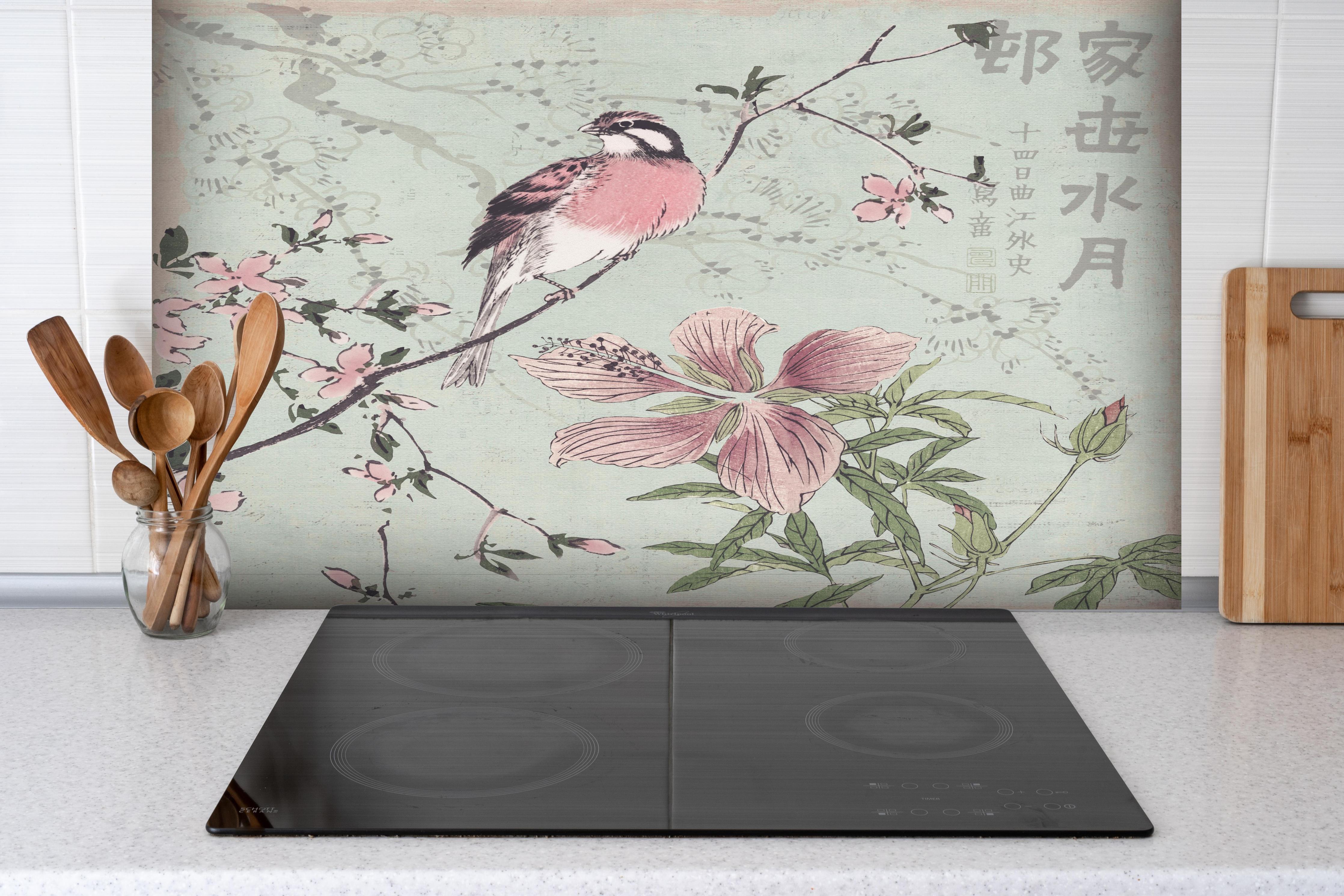 Spritzschutz - Vogel Zeichnung - Floral hinter einem Cerankochfeld zwischen Holz-Kochutensilien
