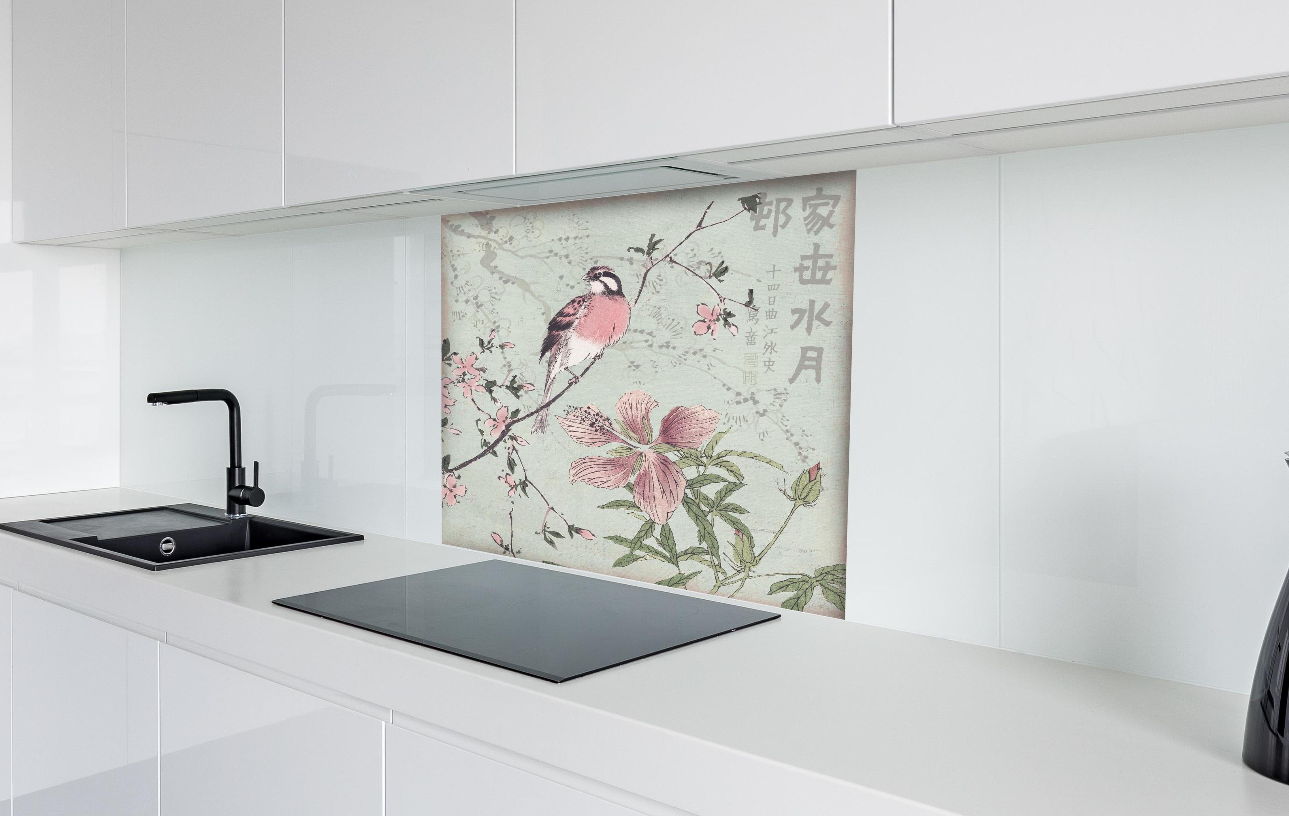 Spritzschutz - Vogel Zeichnung - Floral hinter einem Cerankochfeld zwischen Holz-Kochutensilien
