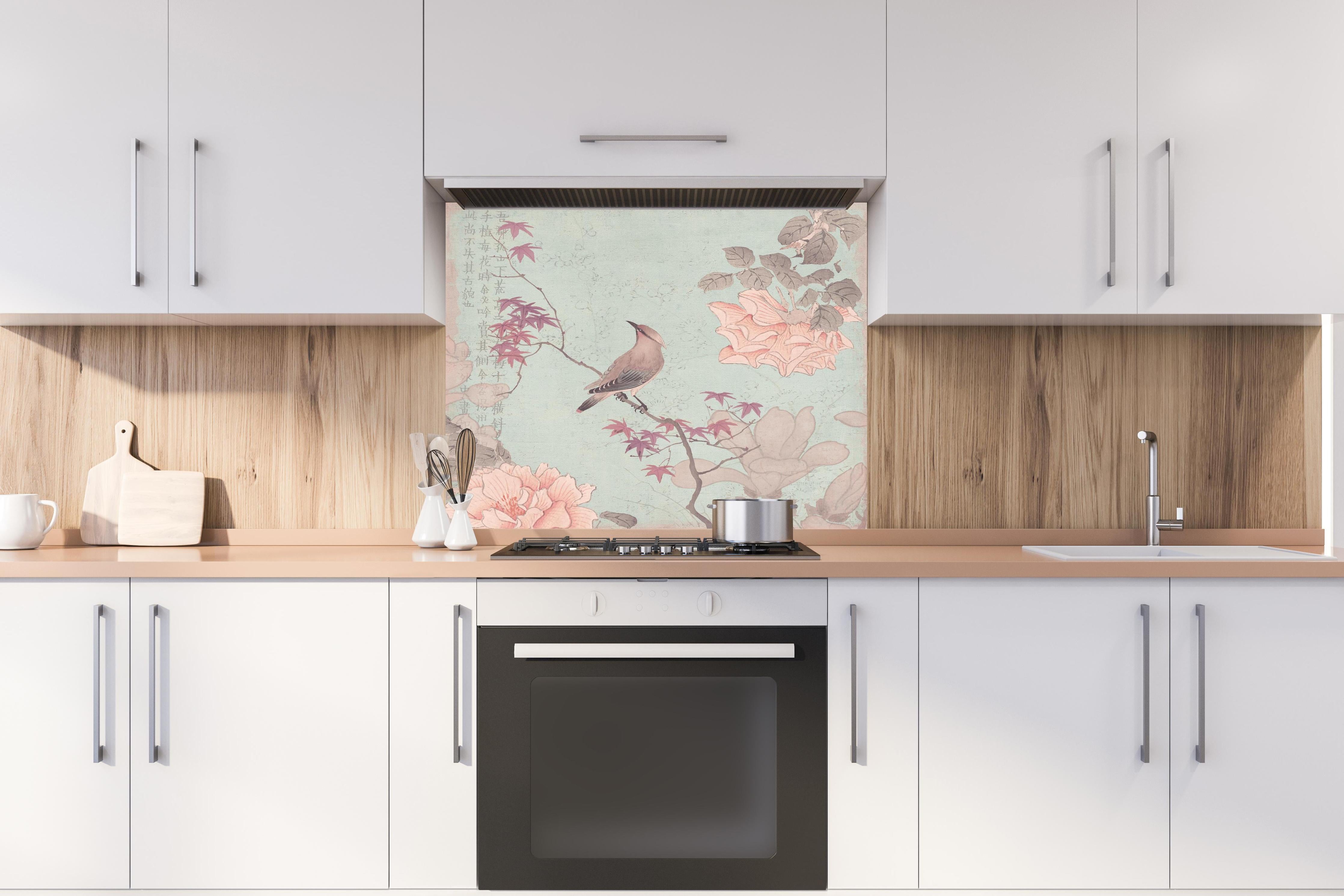 Spritzschutz - Vogel Zeichnung - Rosa hinter einem Cerankochfeld zwischen Holz-Kochutensilien
