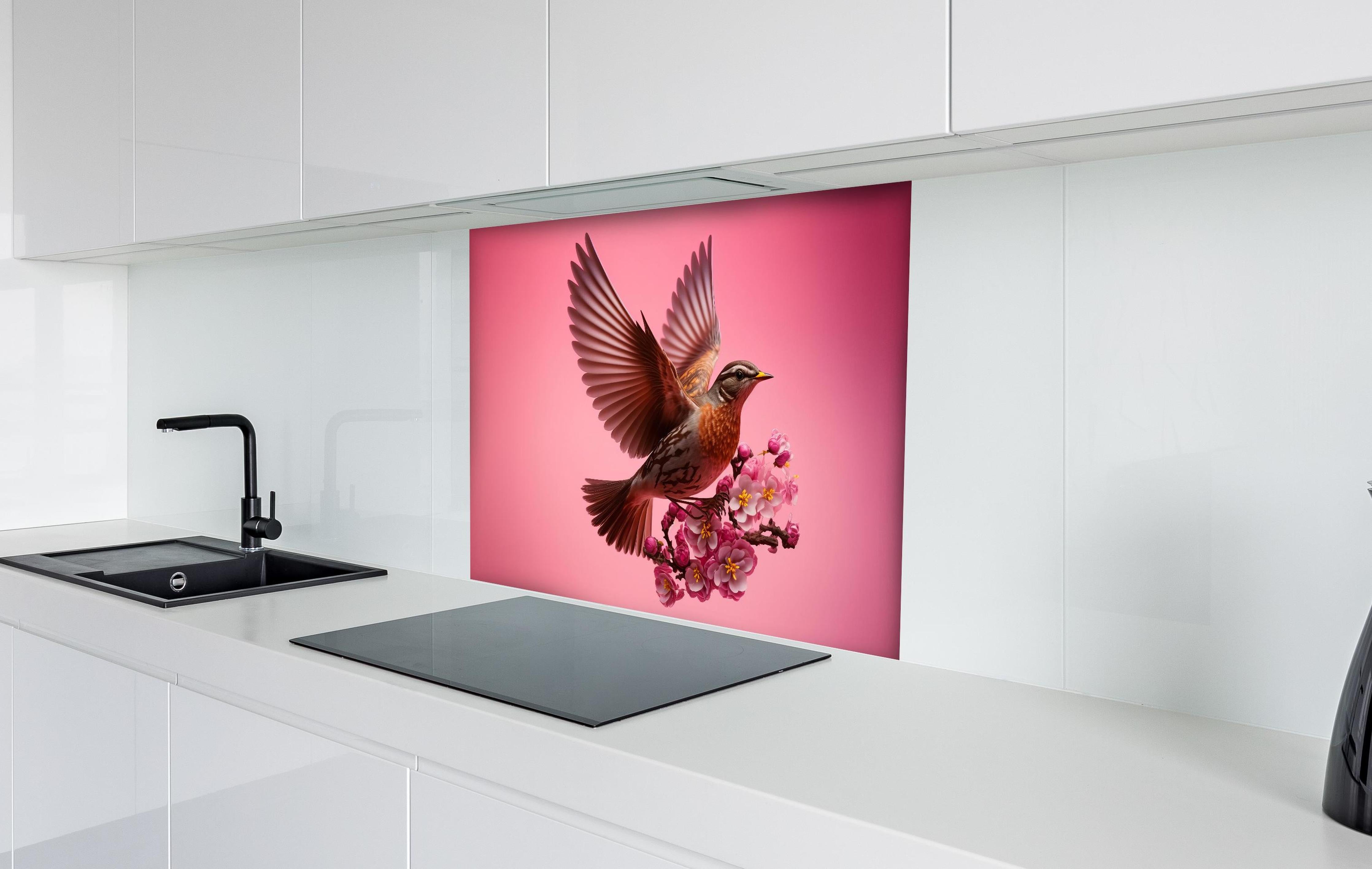 Spritzschutz - Vogel mit rosa Sakura Blütenzweig hinter einem Cerankochfeld zwischen Holz-Kochutensilien
