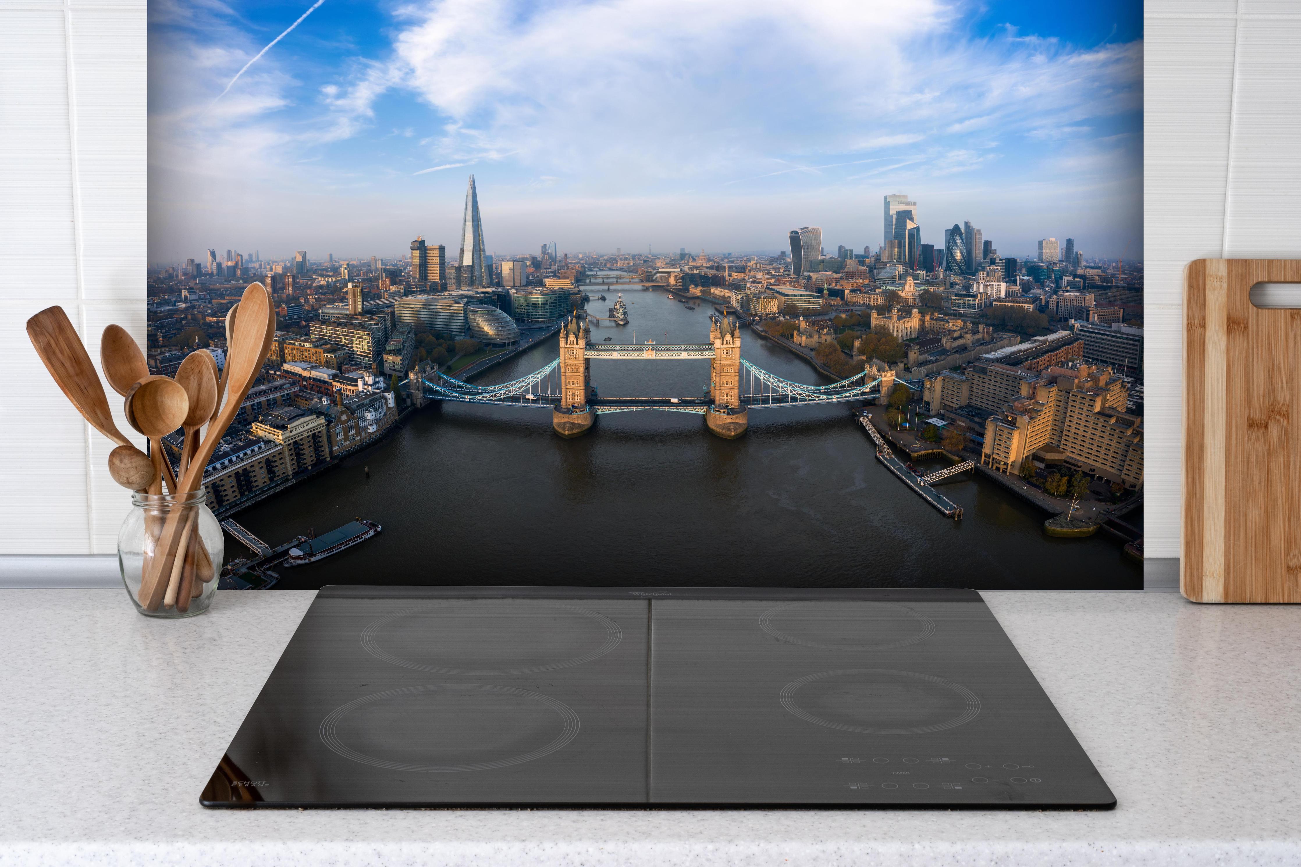 Spritzschutz - Vogelperspektive der Tower Bridge, London hinter einem Cerankochfeld zwischen Holz-Kochutensilien
