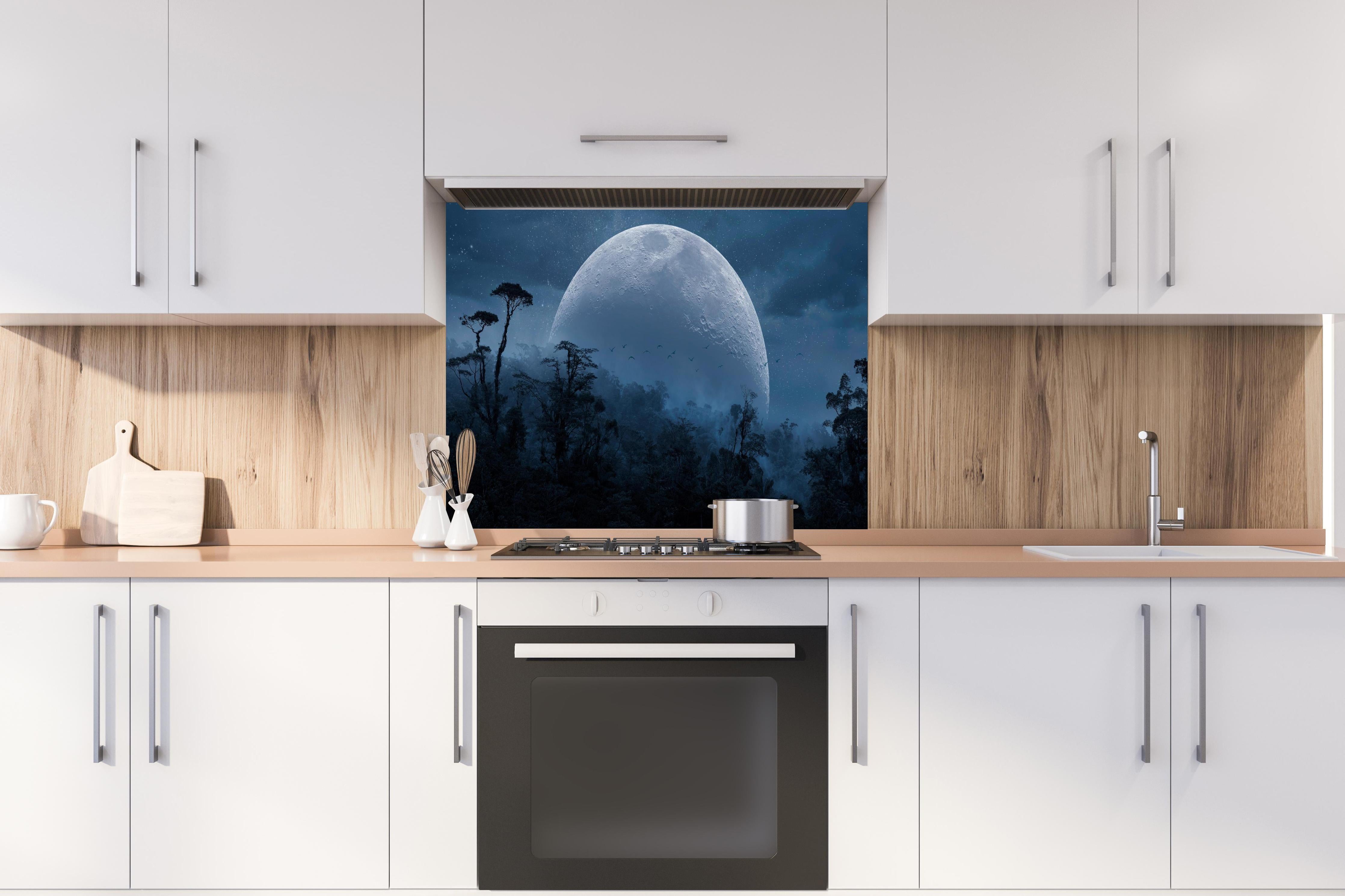 Spritzschutz - Vollmond über mystischem Dschungel hinter einem Cerankochfeld zwischen Holz-Kochutensilien
