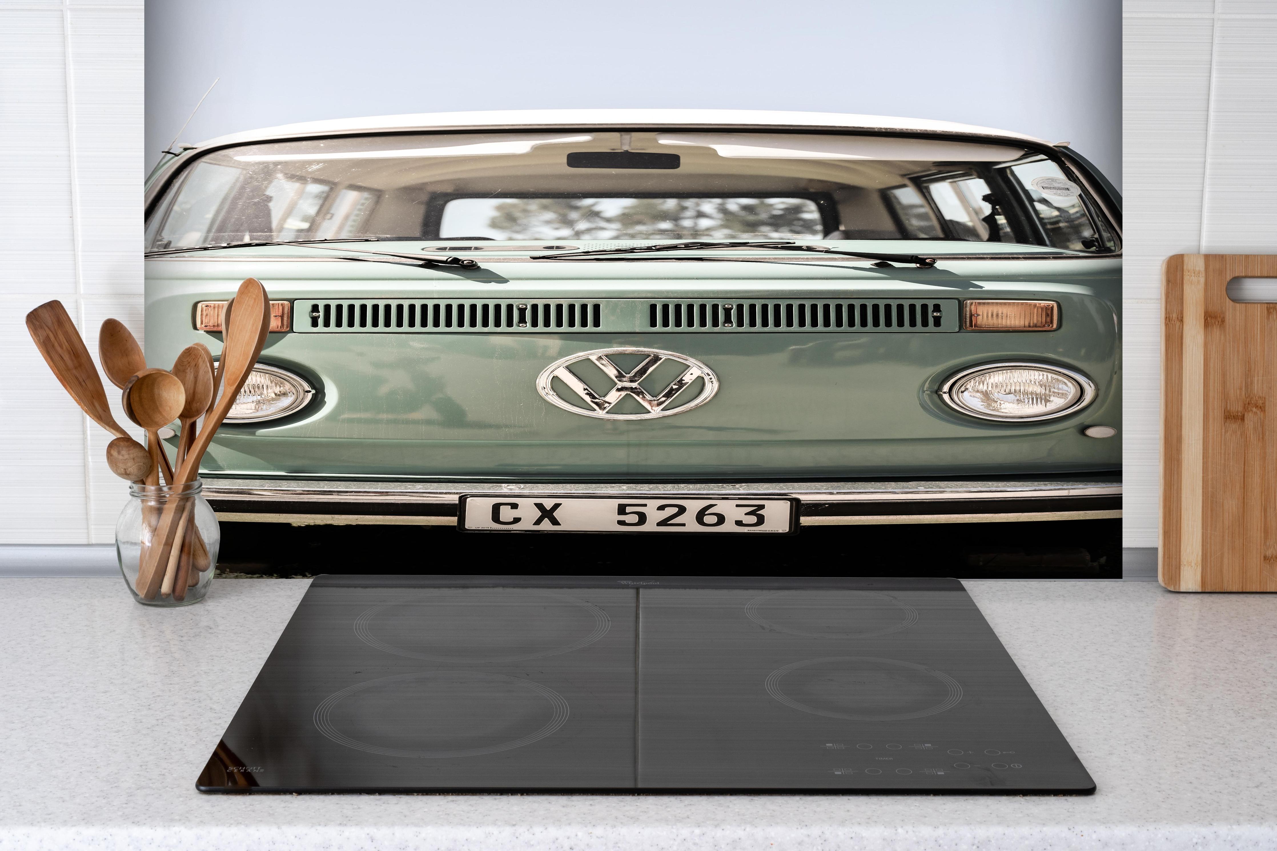 Spritzschutz - Vw Kombi hinter einem Cerankochfeld zwischen Holz-Kochutensilien
