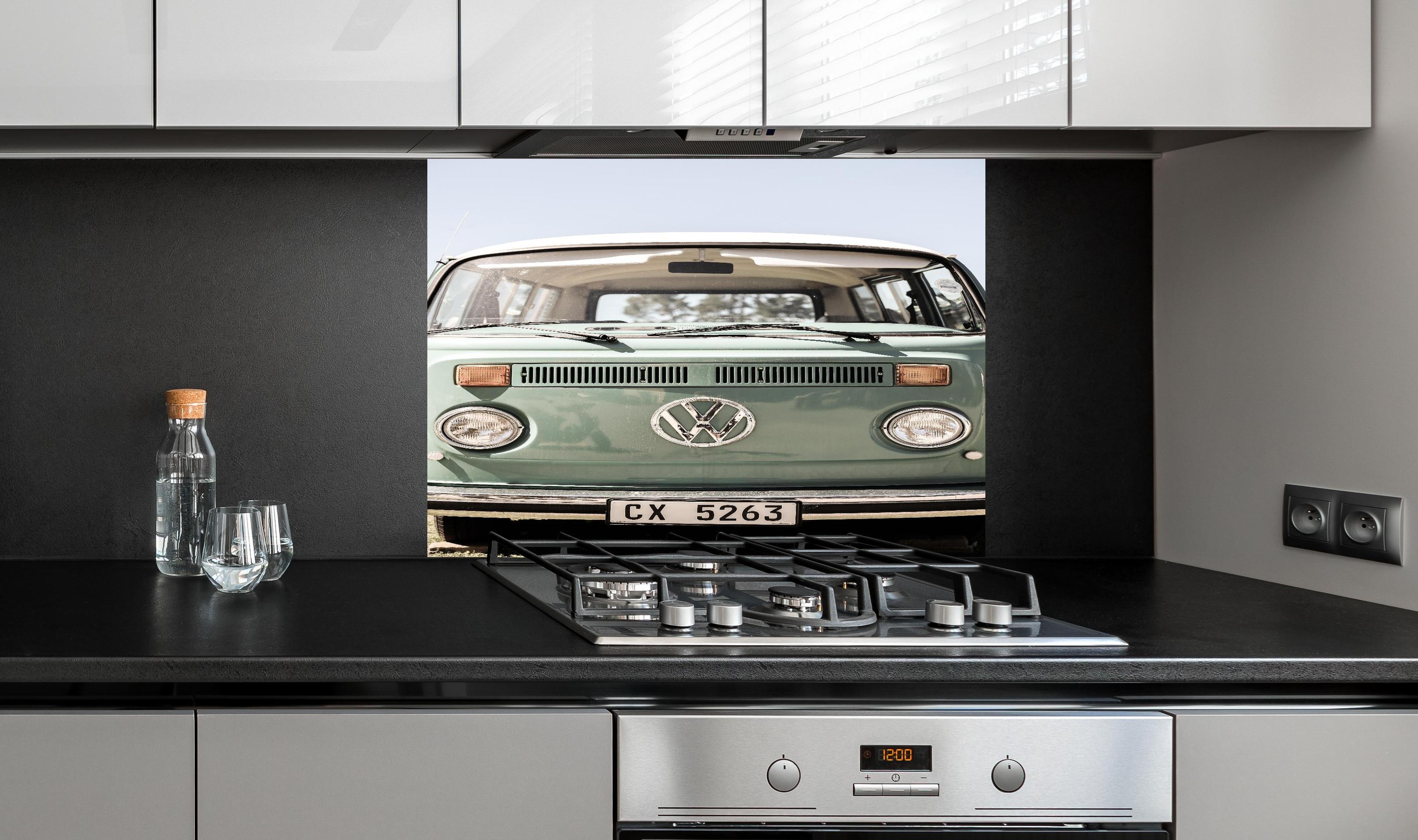 Spritzschutz - Vw Kombi hinter einem Cerankochfeld zwischen Holz-Kochutensilien
