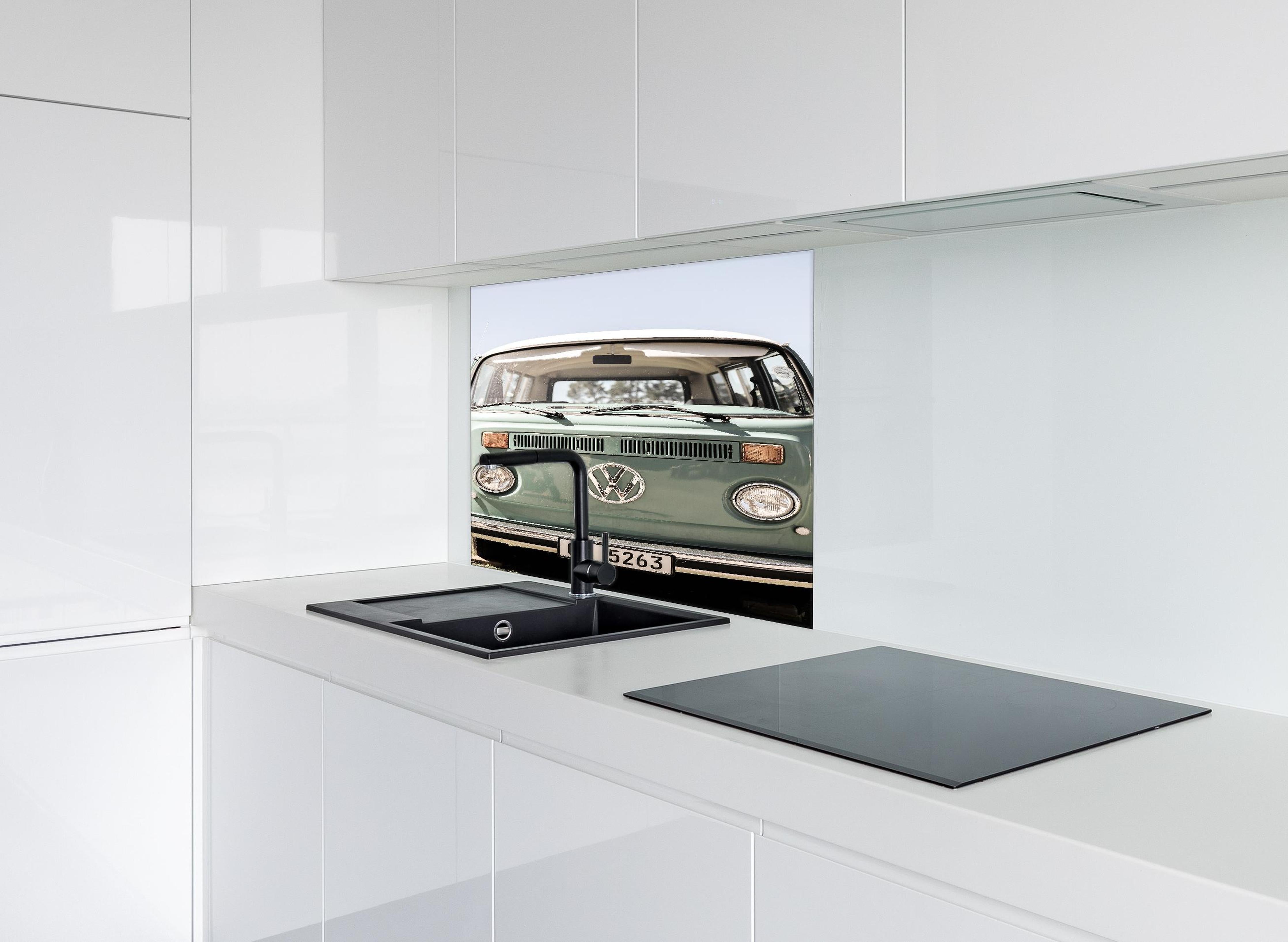 Spritzschutz - Vw Kombi hinter einem Cerankochfeld zwischen Holz-Kochutensilien
