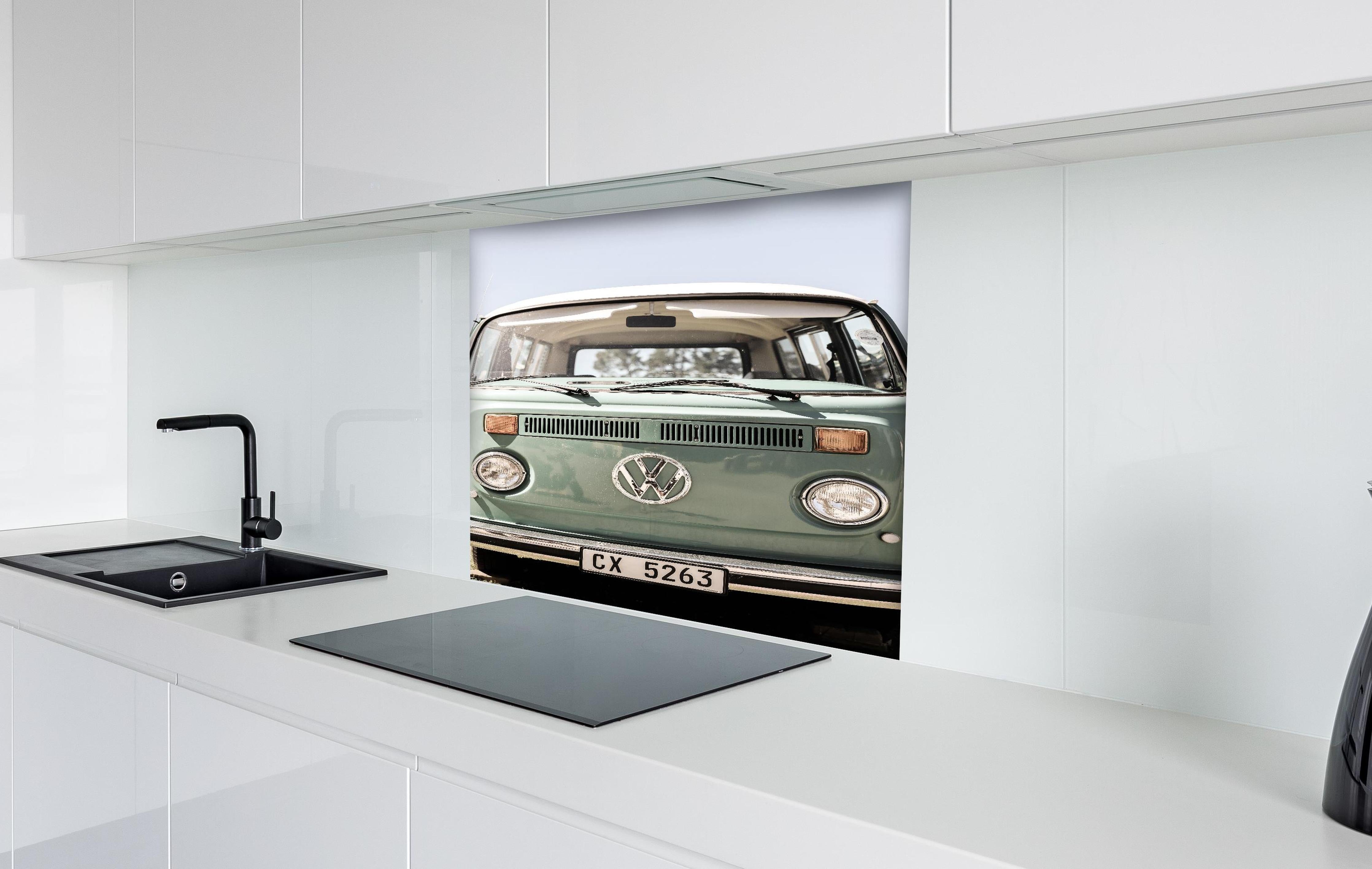 Spritzschutz - Vw Kombi hinter einem Cerankochfeld zwischen Holz-Kochutensilien
