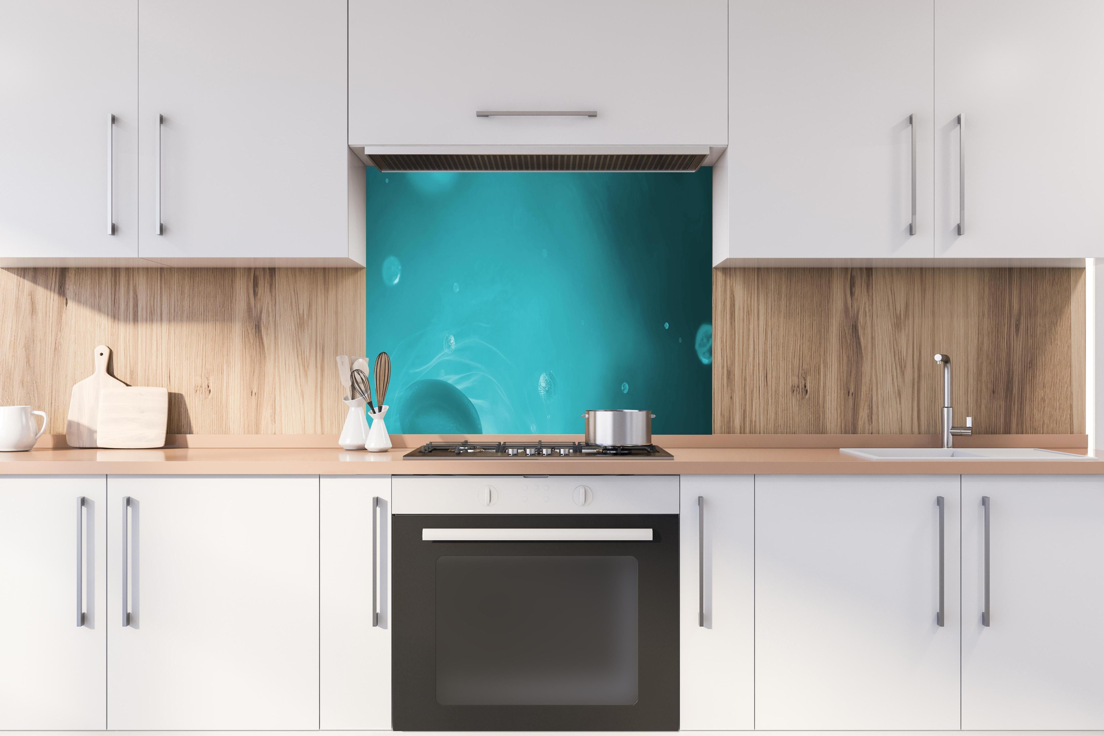 Spritzschutz - Wässriger Tauchgang hinter einem Cerankochfeld zwischen Holz-Kochutensilien
