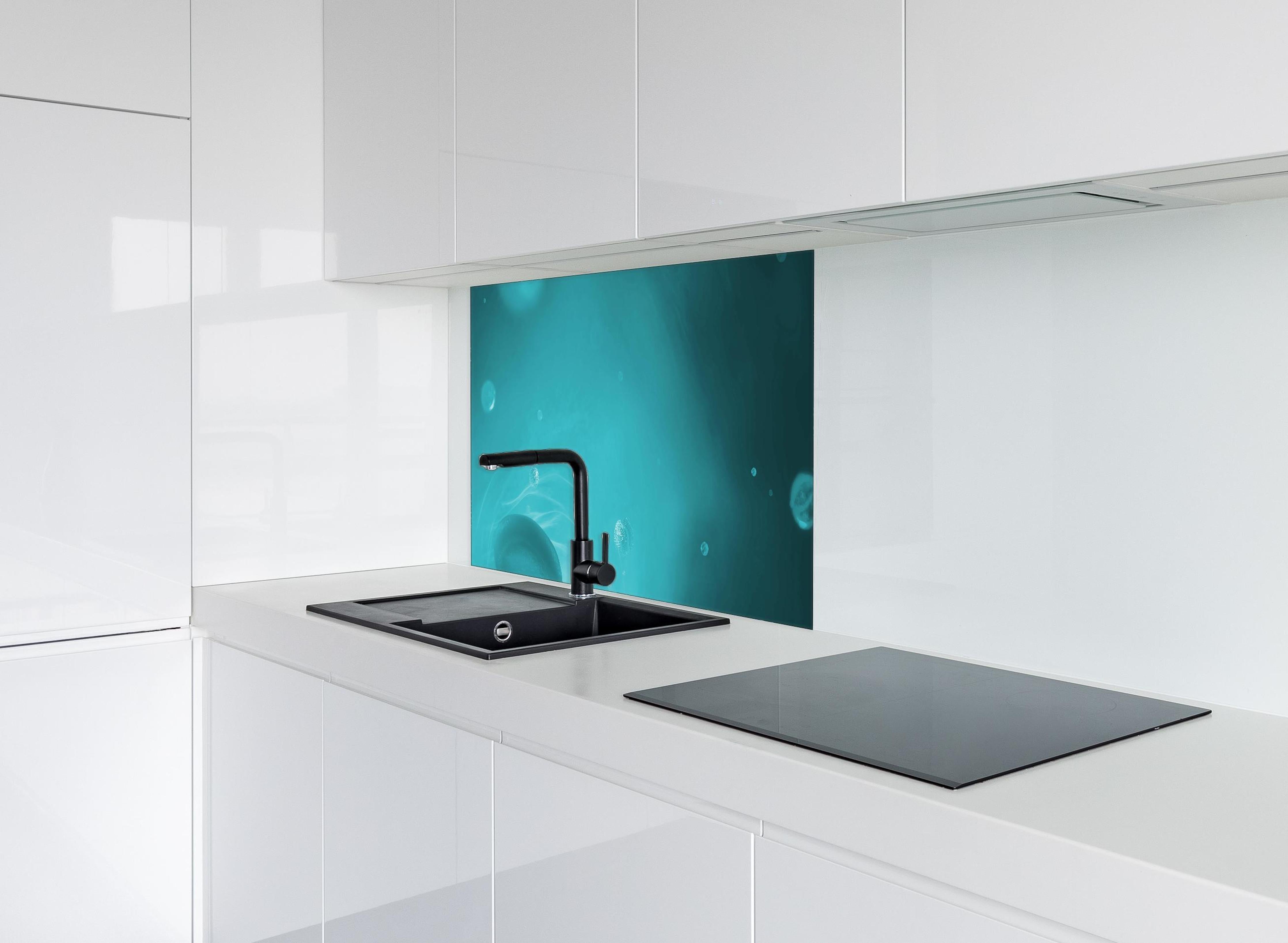 Spritzschutz - Wässriger Tauchgang hinter einem Cerankochfeld zwischen Holz-Kochutensilien
