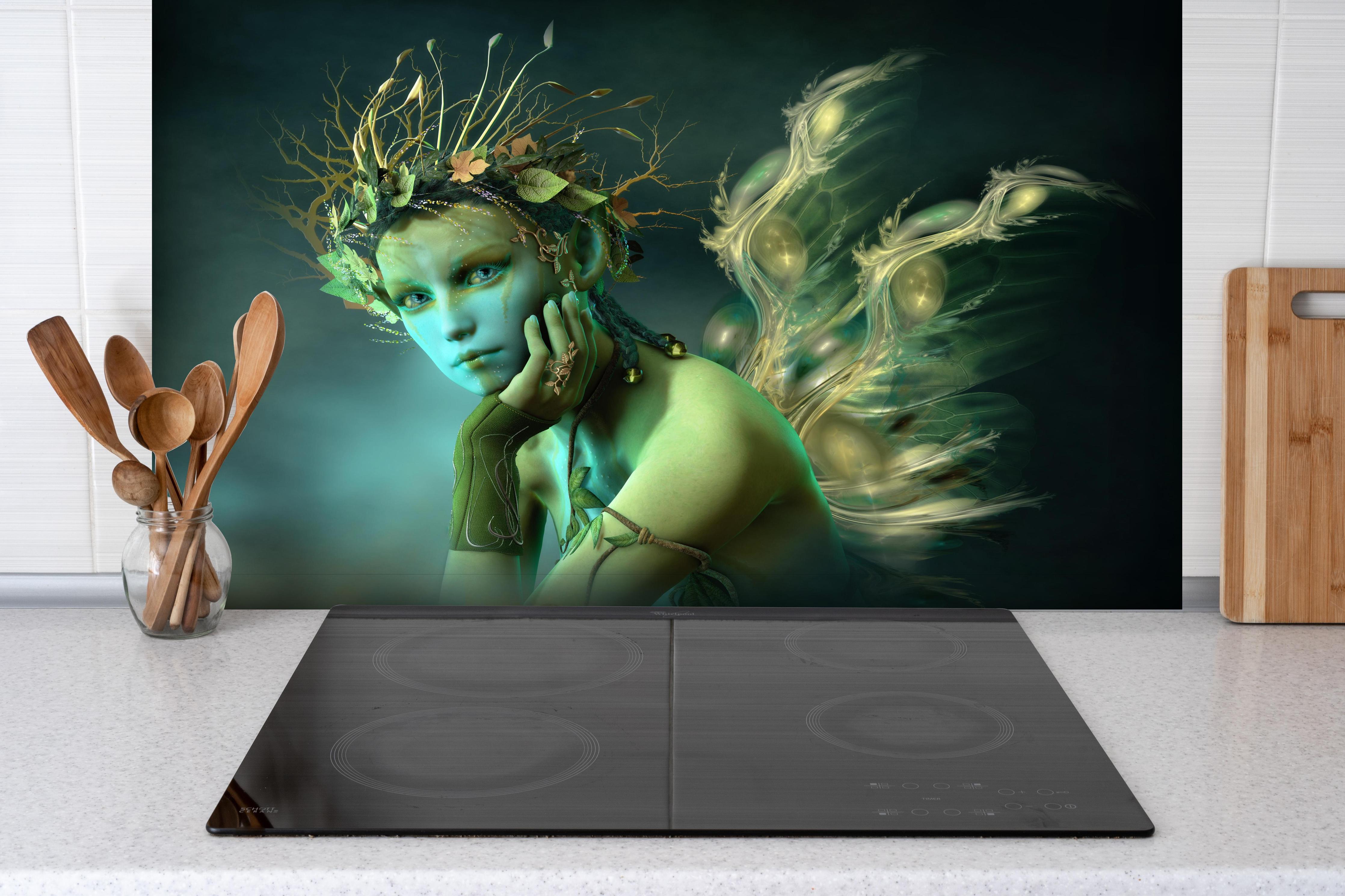 Spritzschutz - Waldsylph mit schimmernden Flügeln hinter einem Cerankochfeld zwischen Holz-Kochutensilien
