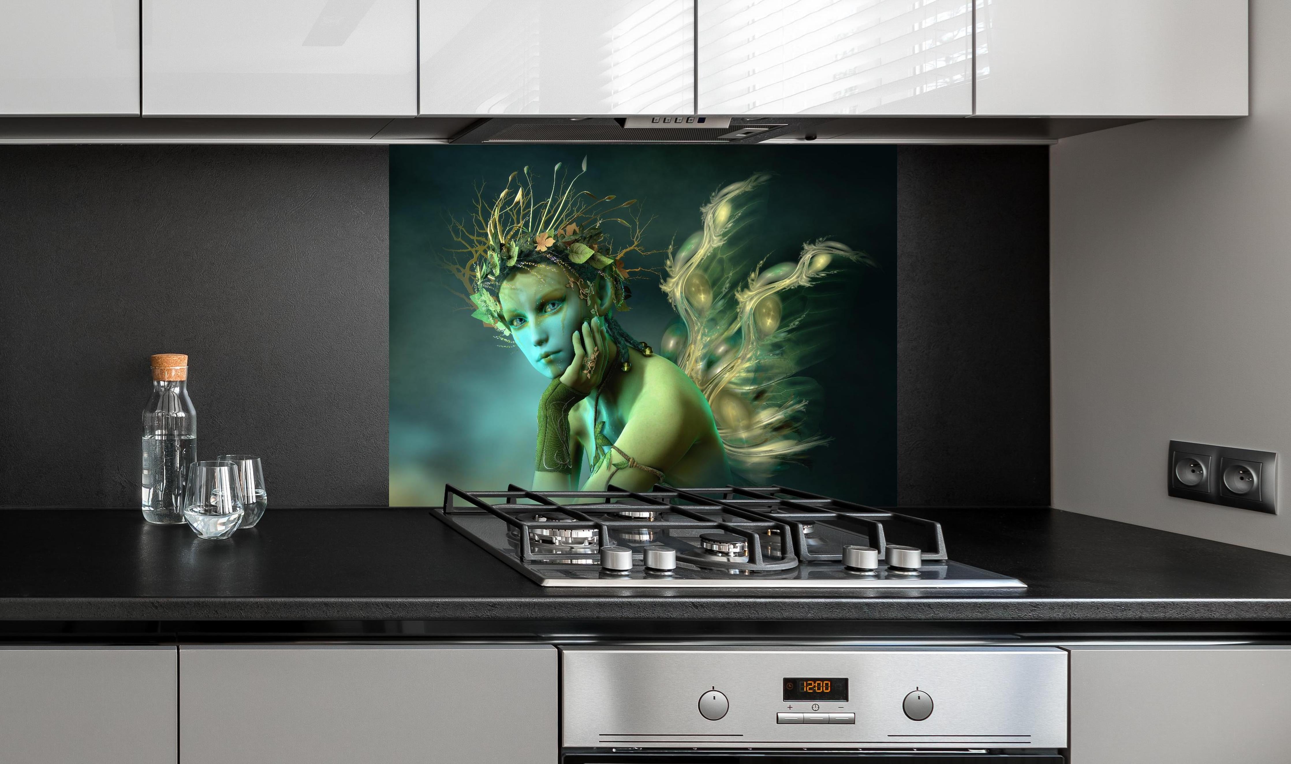 Spritzschutz - Waldsylph mit schimmernden Flügeln hinter einem Cerankochfeld zwischen Holz-Kochutensilien
