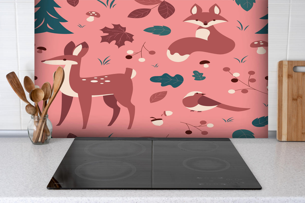Spritzschutz - Waldtiere Muster auf Rosa Illustration hinter einem Cerankochfeld zwischen Holz-Kochutensilien
