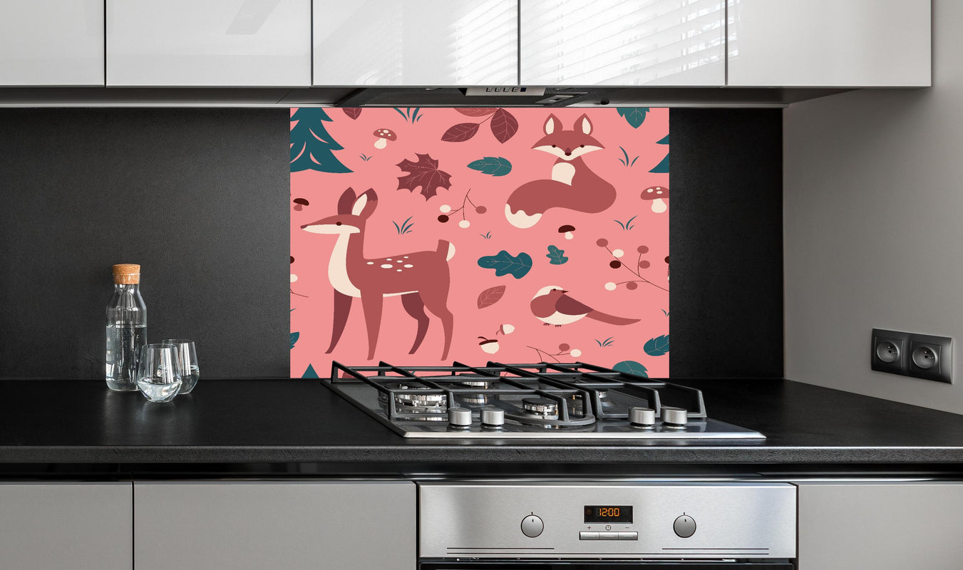 Spritzschutz - Waldtiere Muster auf Rosa Illustration hinter einem Cerankochfeld zwischen Holz-Kochutensilien
