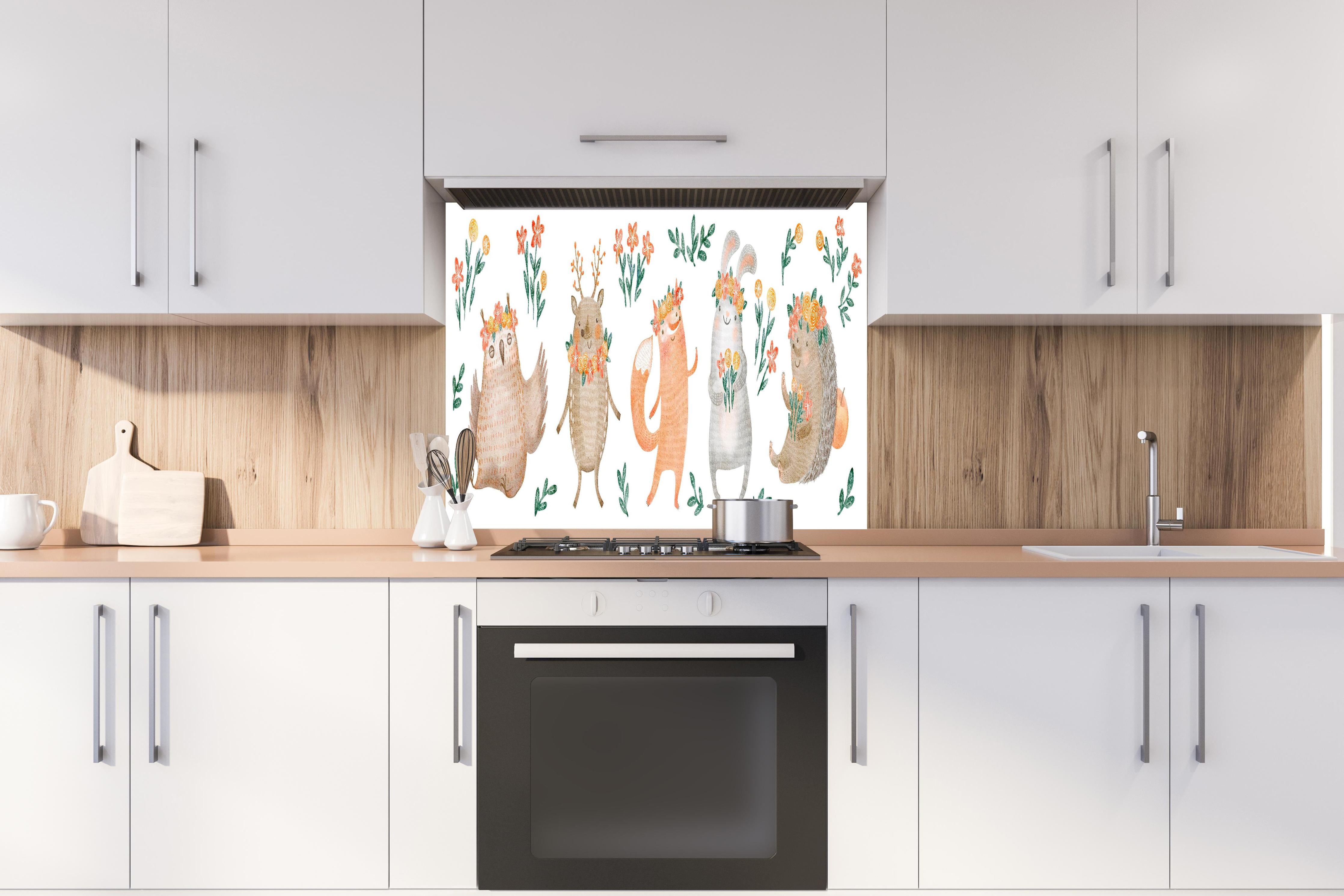 Spritzschutz - Waldtiere mit Blumen und Blättern hinter einem Cerankochfeld zwischen Holz-Kochutensilien
