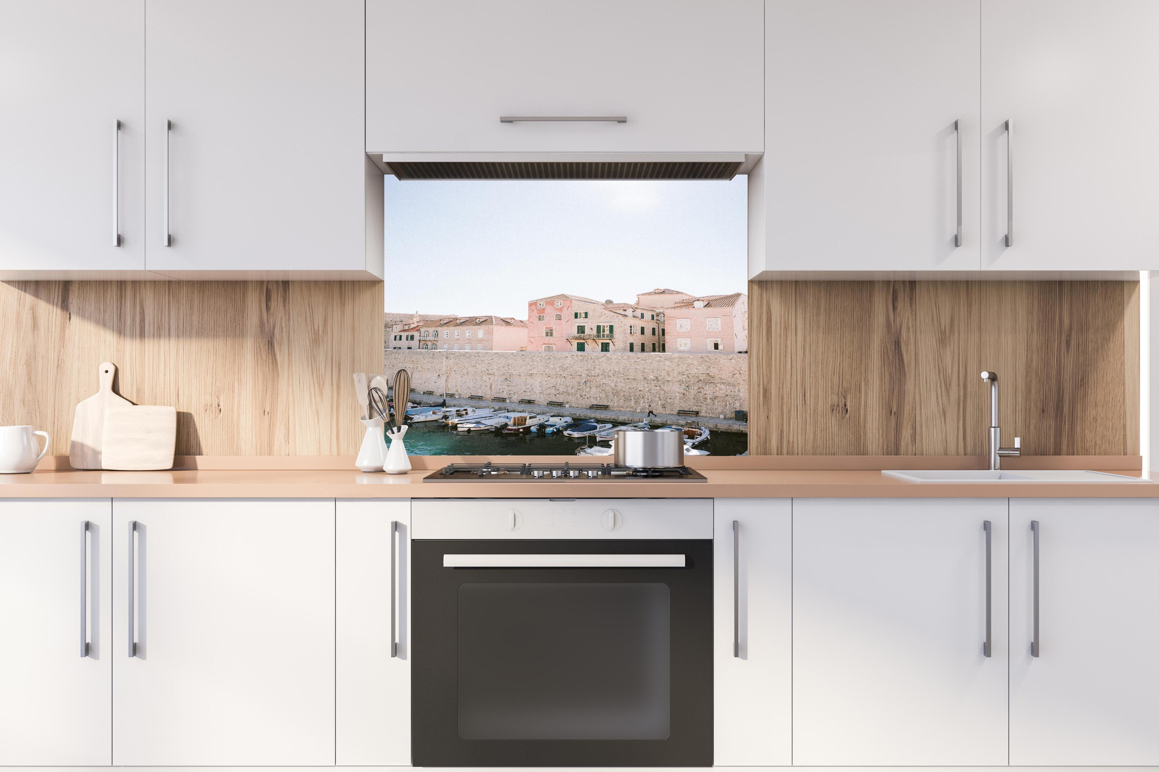 Spritzschutz - Walls of Dubrovnik || hinter einem Cerankochfeld zwischen Holz-Kochutensilien
