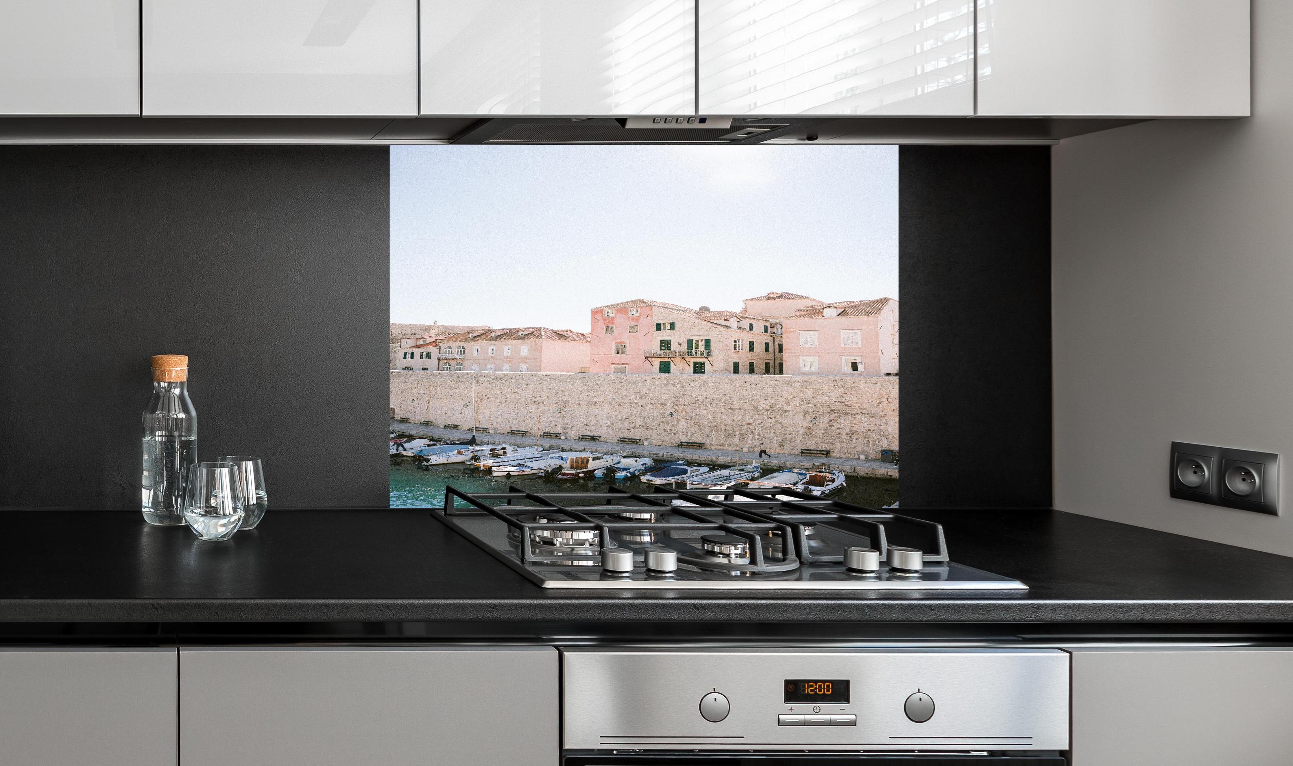 Spritzschutz - Walls of Dubrovnik || hinter einem Cerankochfeld zwischen Holz-Kochutensilien
