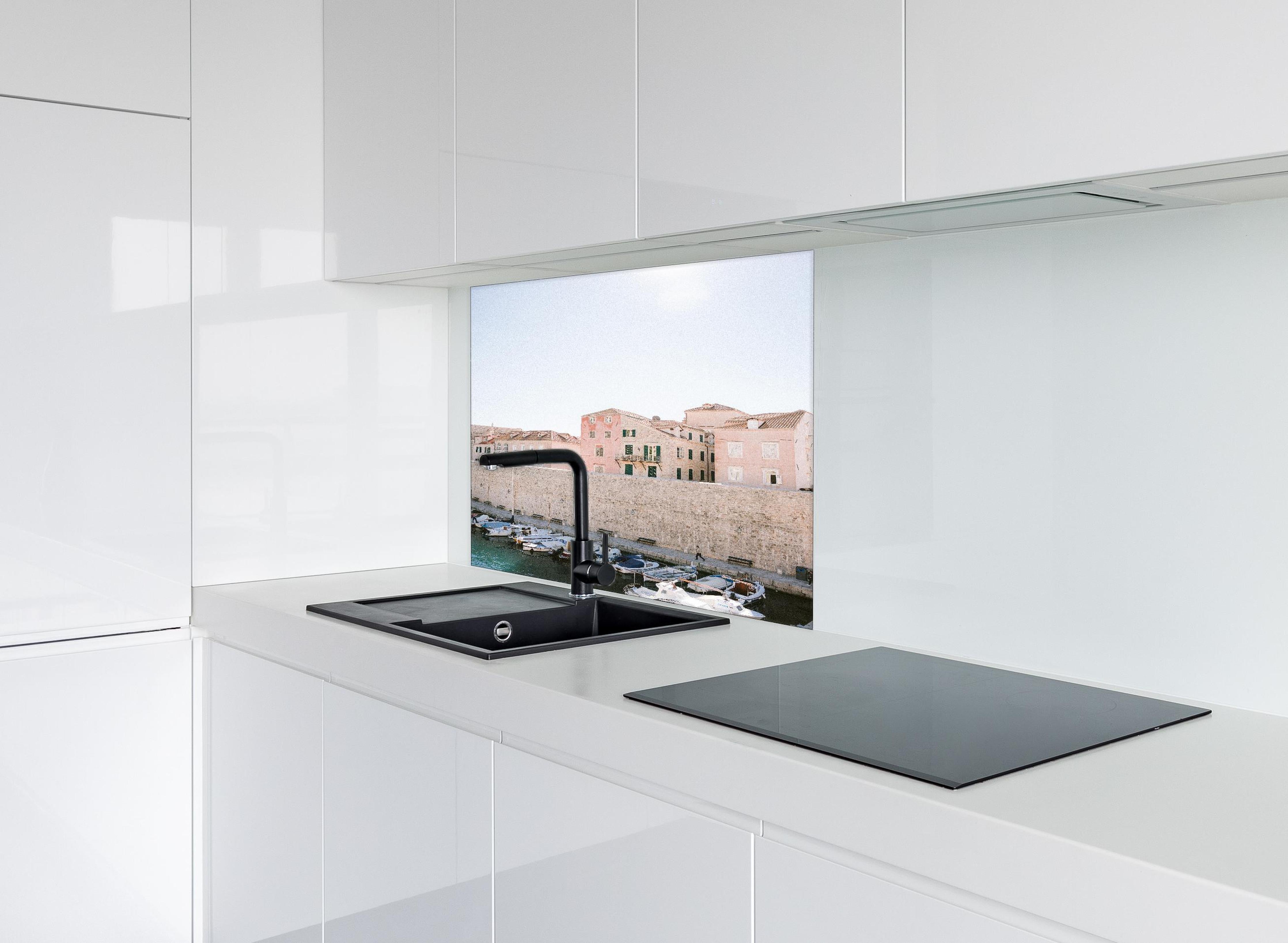 Spritzschutz - Walls of Dubrovnik || hinter einem Cerankochfeld zwischen Holz-Kochutensilien
