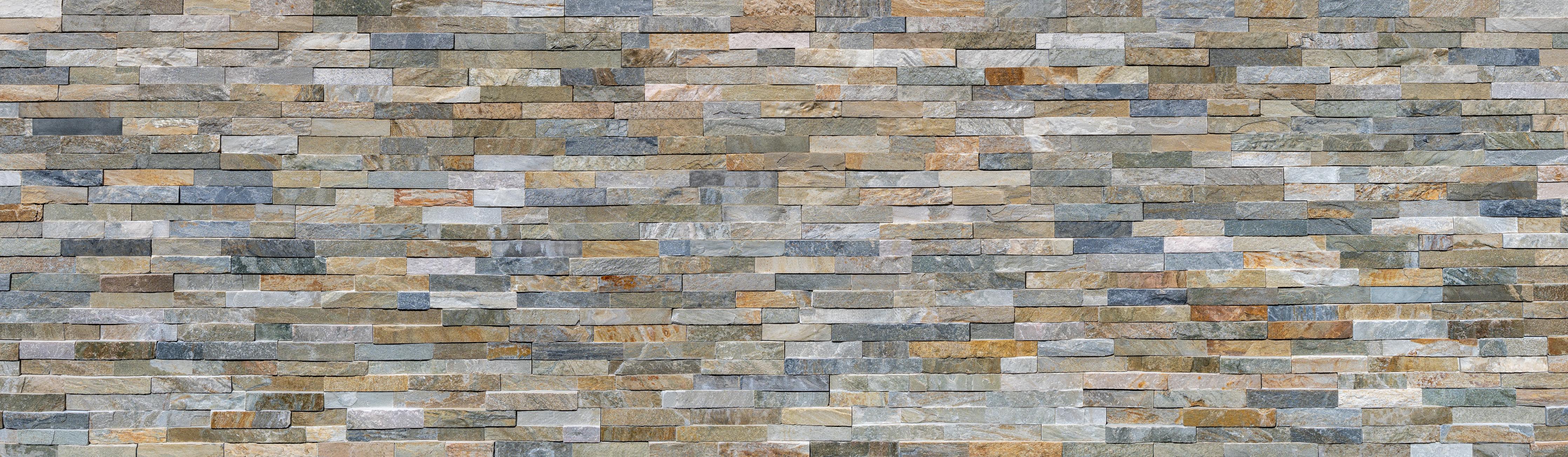 Spritzschutz-Wand aus farbigen Verblendsteinen