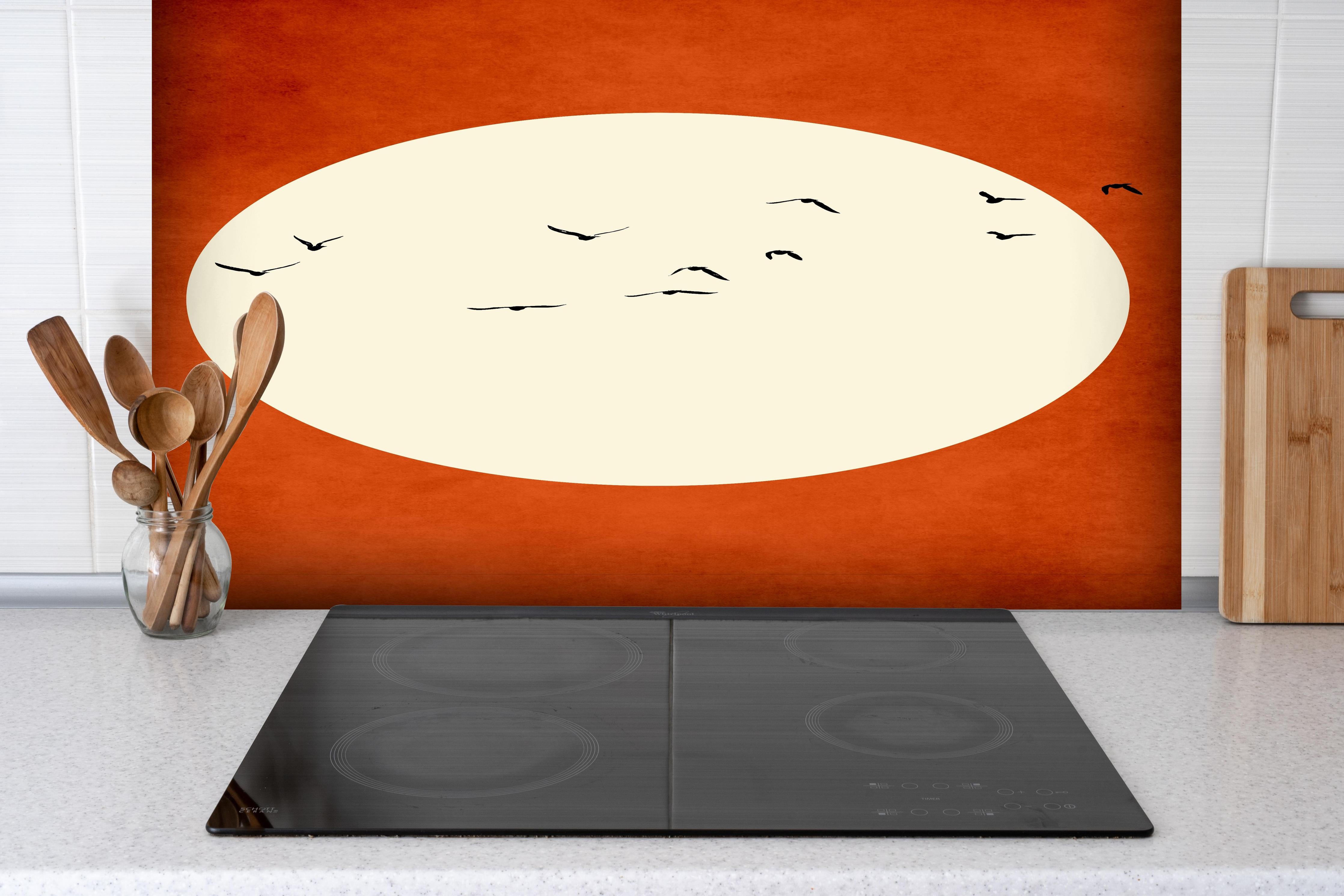 Spritzschutz - Warmer Mond - Grafik hinter einem Cerankochfeld zwischen Holz-Kochutensilien
