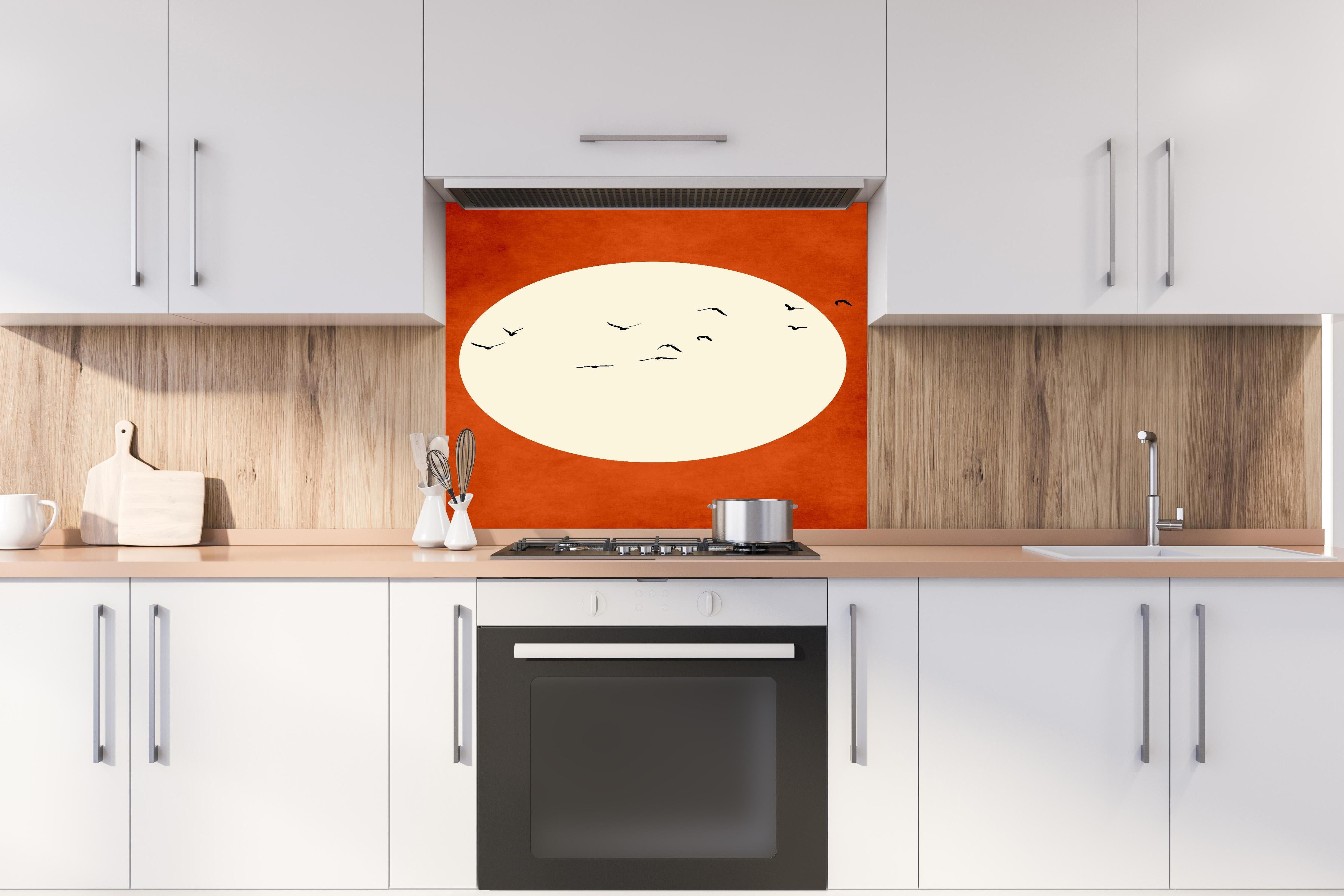 Spritzschutz - Warmer Mond - Grafik hinter einem Cerankochfeld zwischen Holz-Kochutensilien
