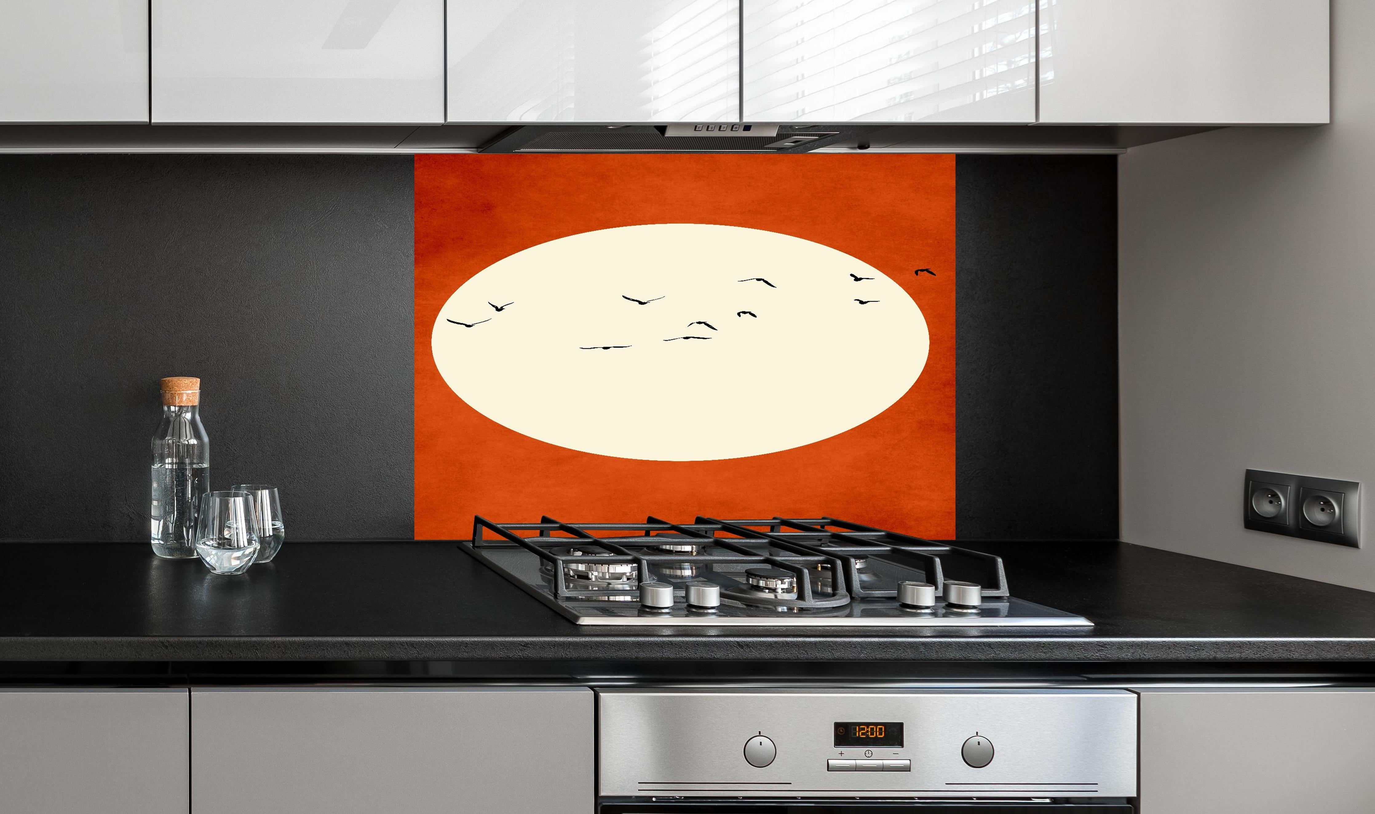 Spritzschutz - Warmer Mond - Grafik hinter einem Cerankochfeld zwischen Holz-Kochutensilien

