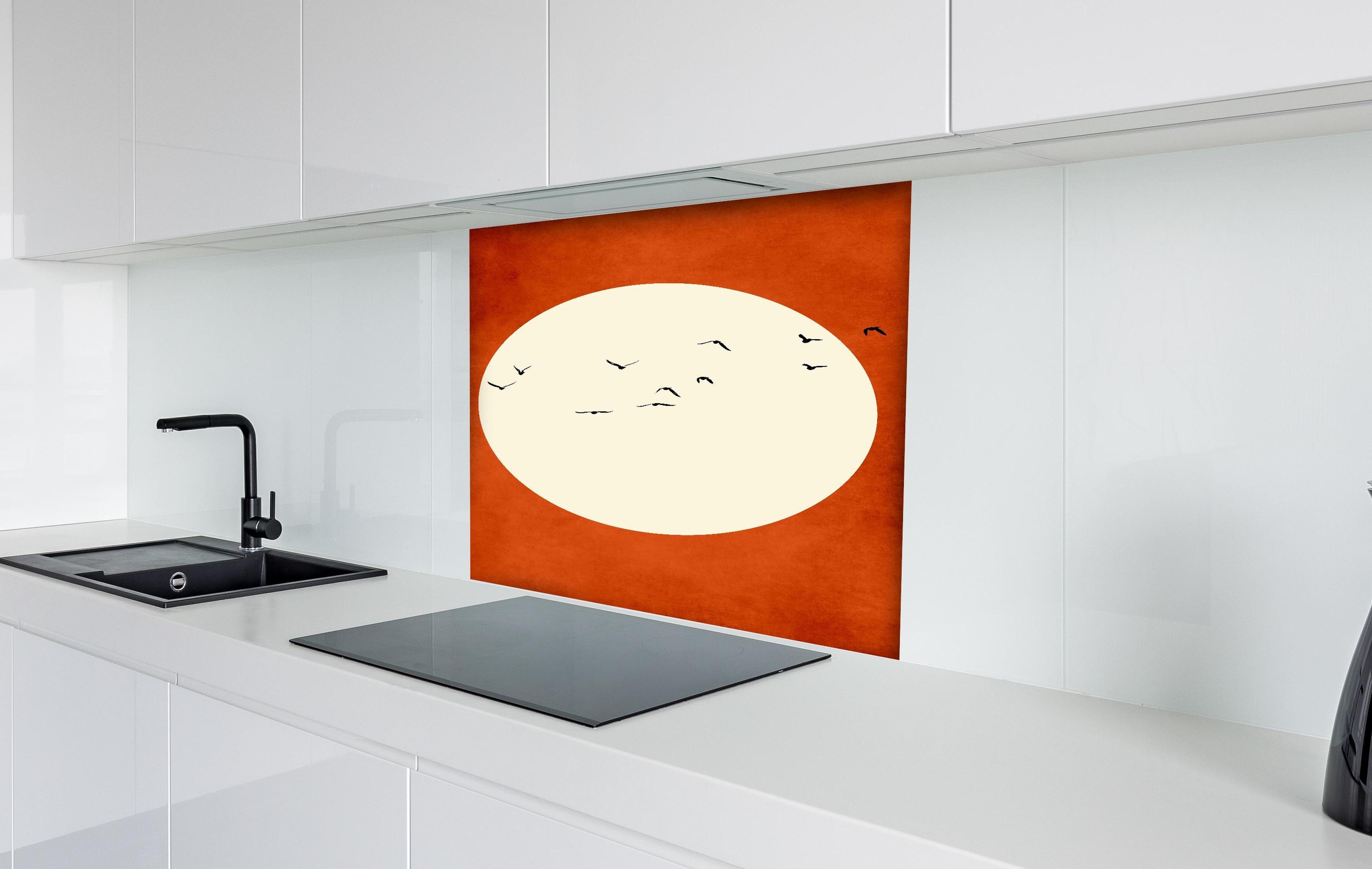 Spritzschutz - Warmer Mond - Grafik hinter einem Cerankochfeld zwischen Holz-Kochutensilien
