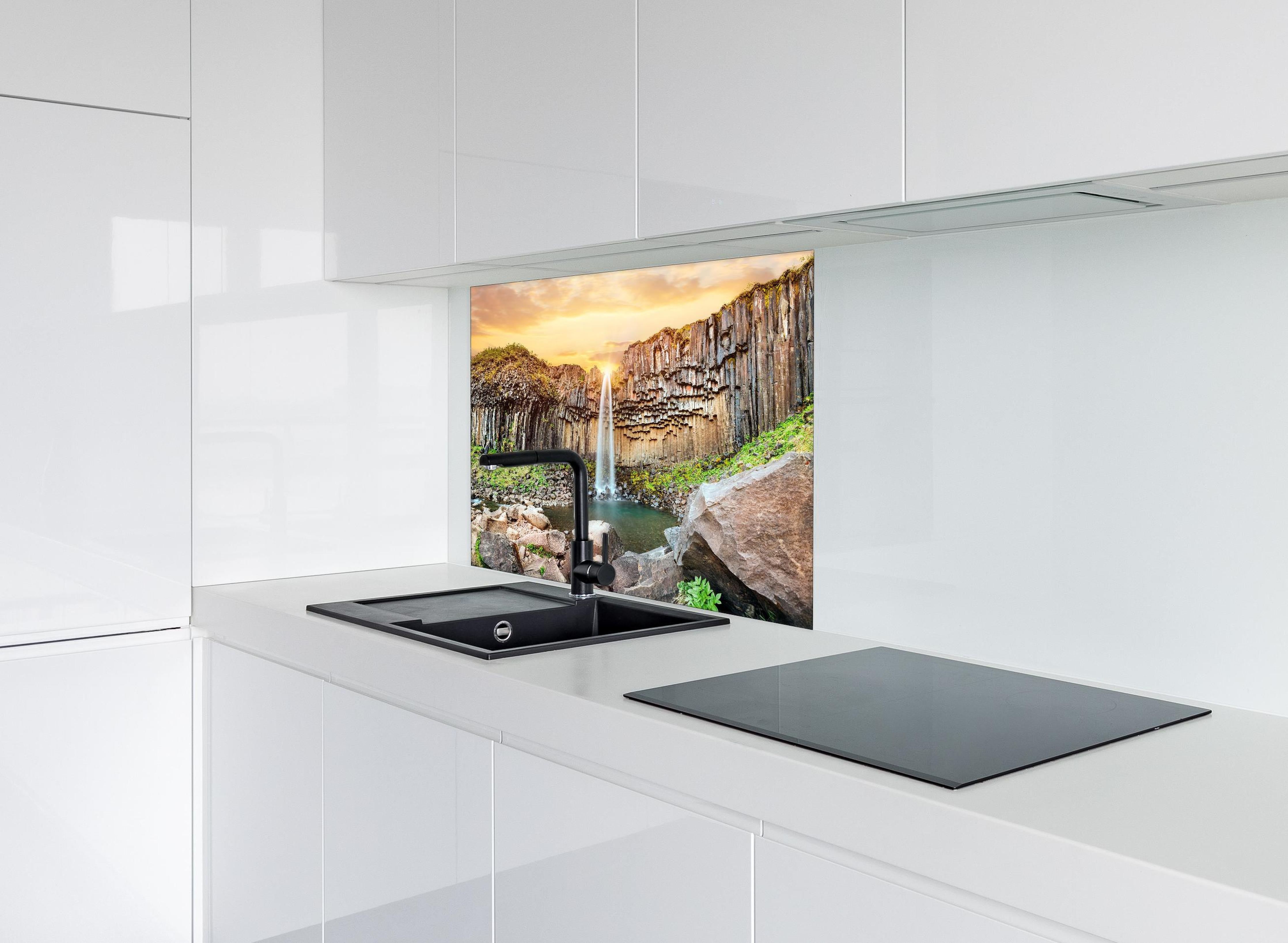 Spritzschutz - Wasserfall "Svartifoss" im Skaftafell-Nationalpark hinter einem Cerankochfeld zwischen Holz-Kochutensilien
