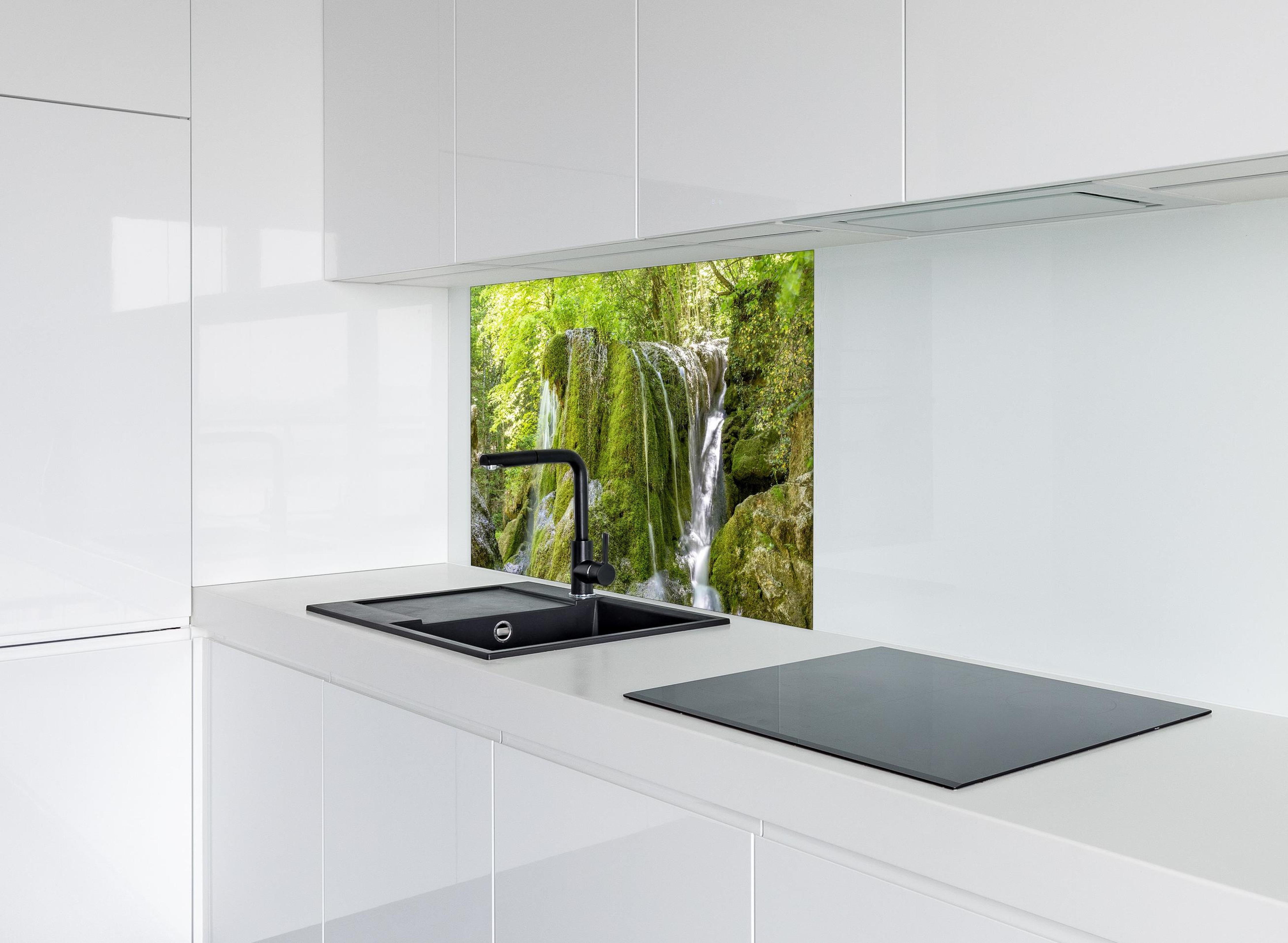 Spritzschutz - Wasserfall im Wald - Sevastopol hinter einem Cerankochfeld zwischen Holz-Kochutensilien
