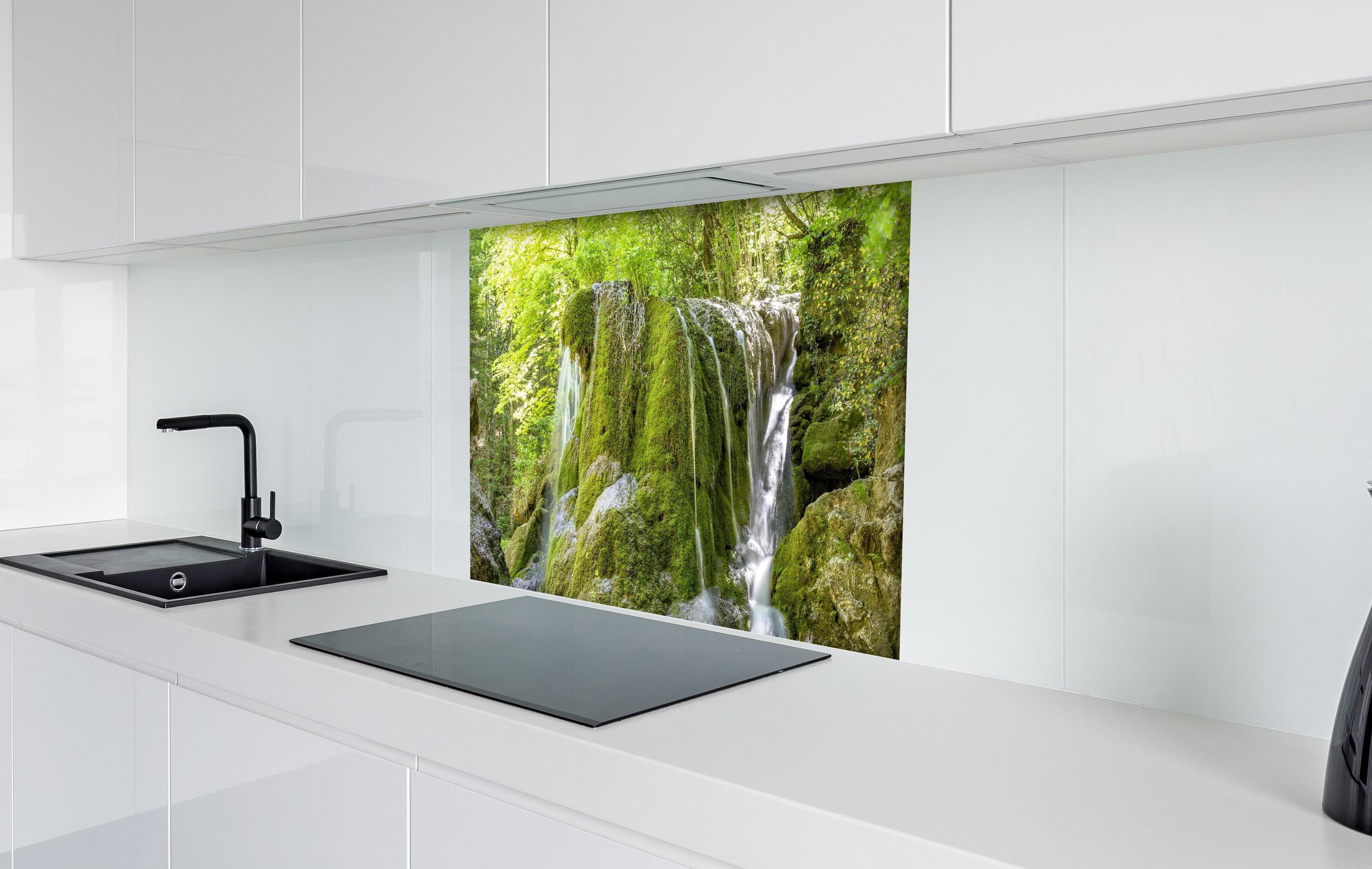 Spritzschutz - Wasserfall im Wald - Sevastopol hinter einem Cerankochfeld zwischen Holz-Kochutensilien
