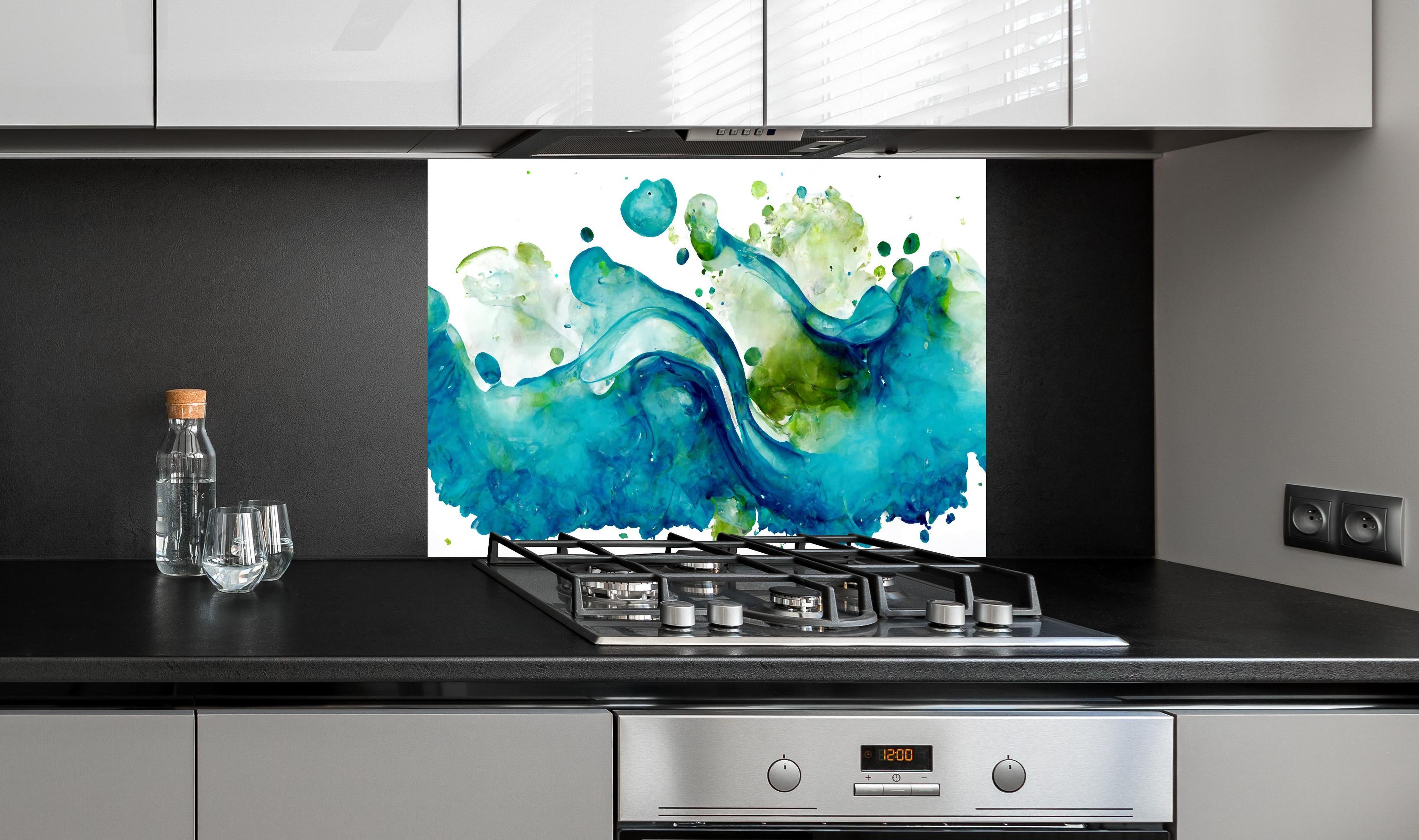 Spritzschutz - Wassertropfen - Kunstmalerei hinter einem Cerankochfeld zwischen Holz-Kochutensilien
