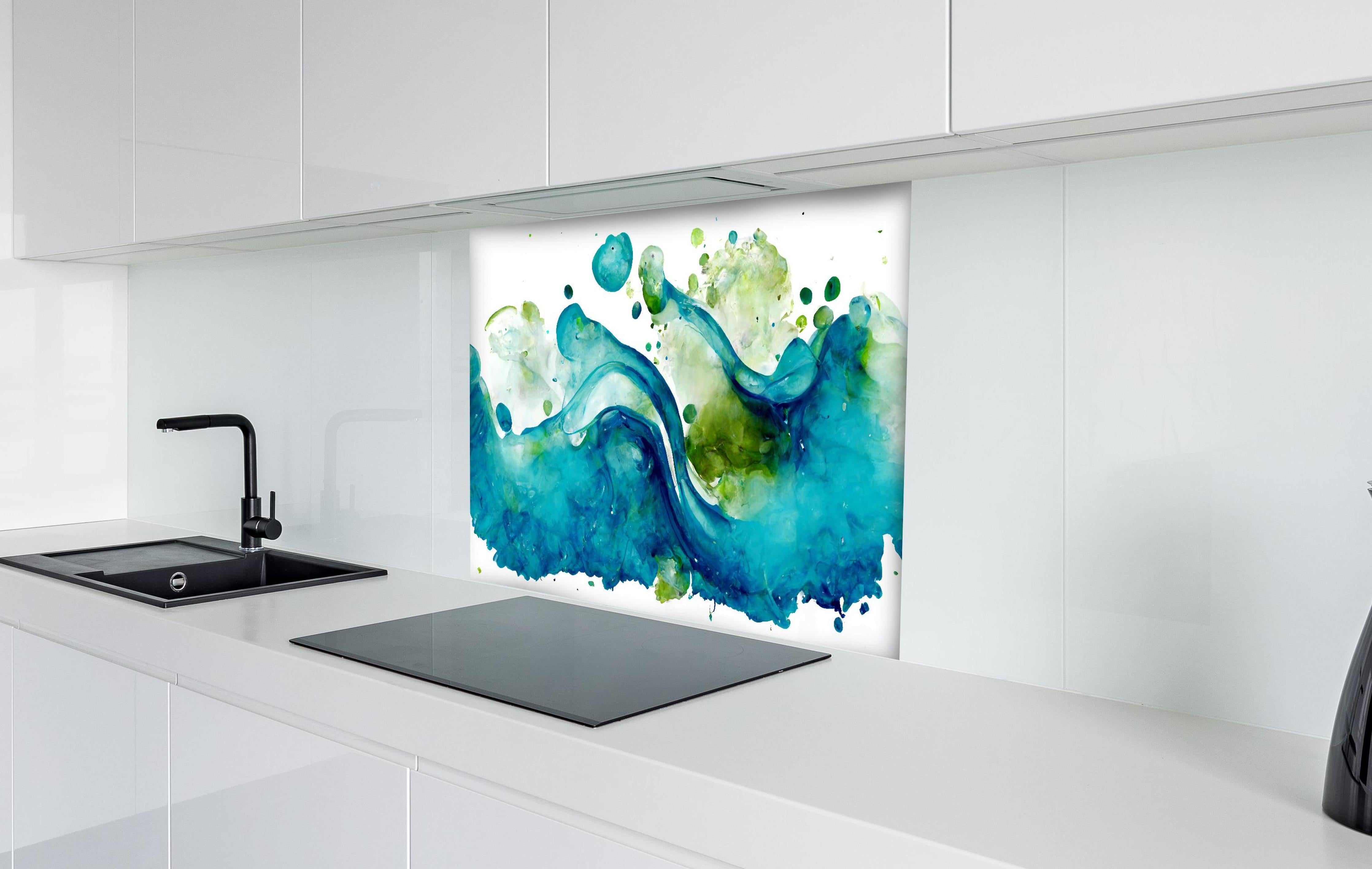 Spritzschutz - Wassertropfen - Kunstmalerei hinter einem Cerankochfeld zwischen Holz-Kochutensilien
