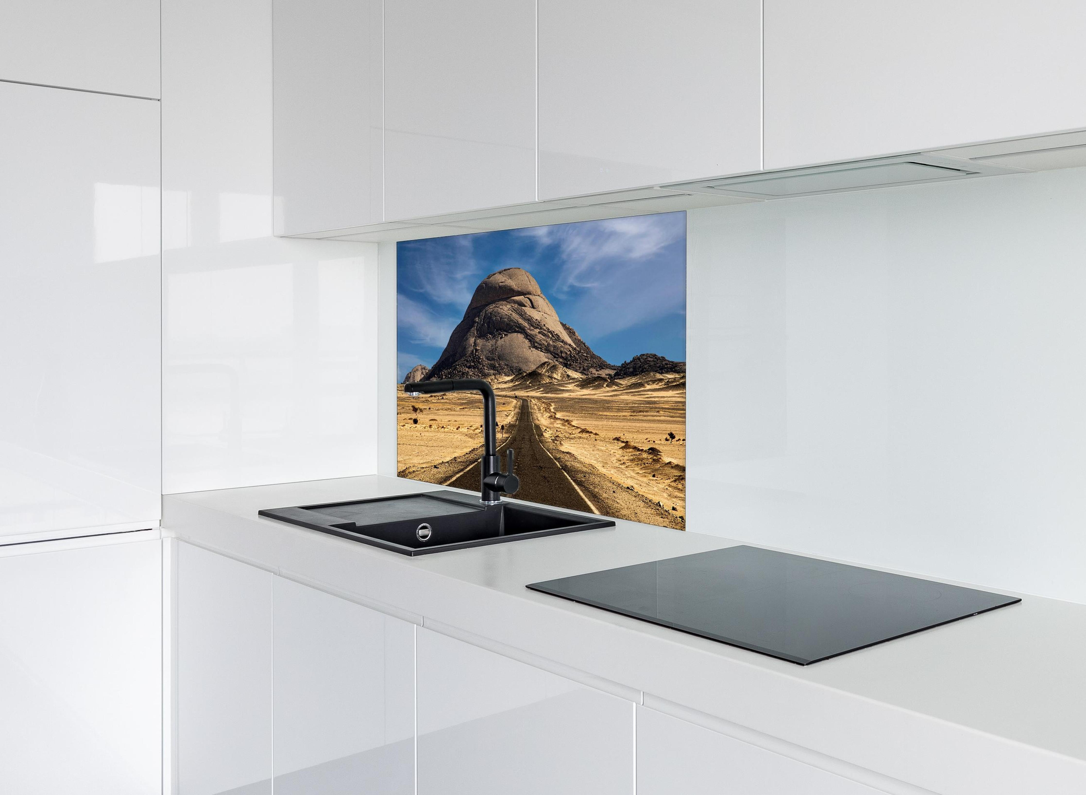 Spritzschutz - Weg durch Wüstenlandschaft zum Berg hinter einem Cerankochfeld zwischen Holz-Kochutensilien
