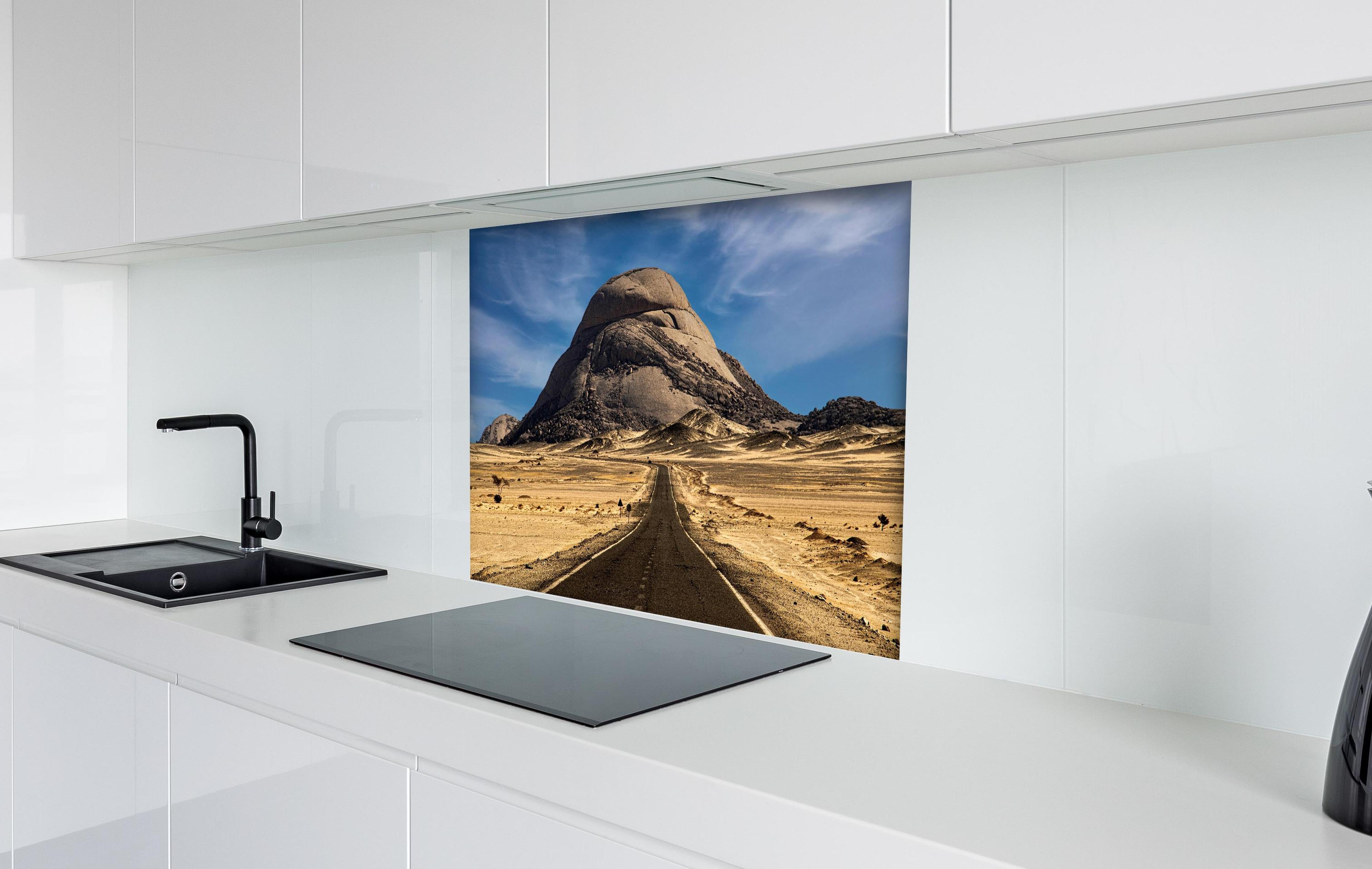 Spritzschutz - Weg durch Wüstenlandschaft zum Berg hinter einem Cerankochfeld zwischen Holz-Kochutensilien
