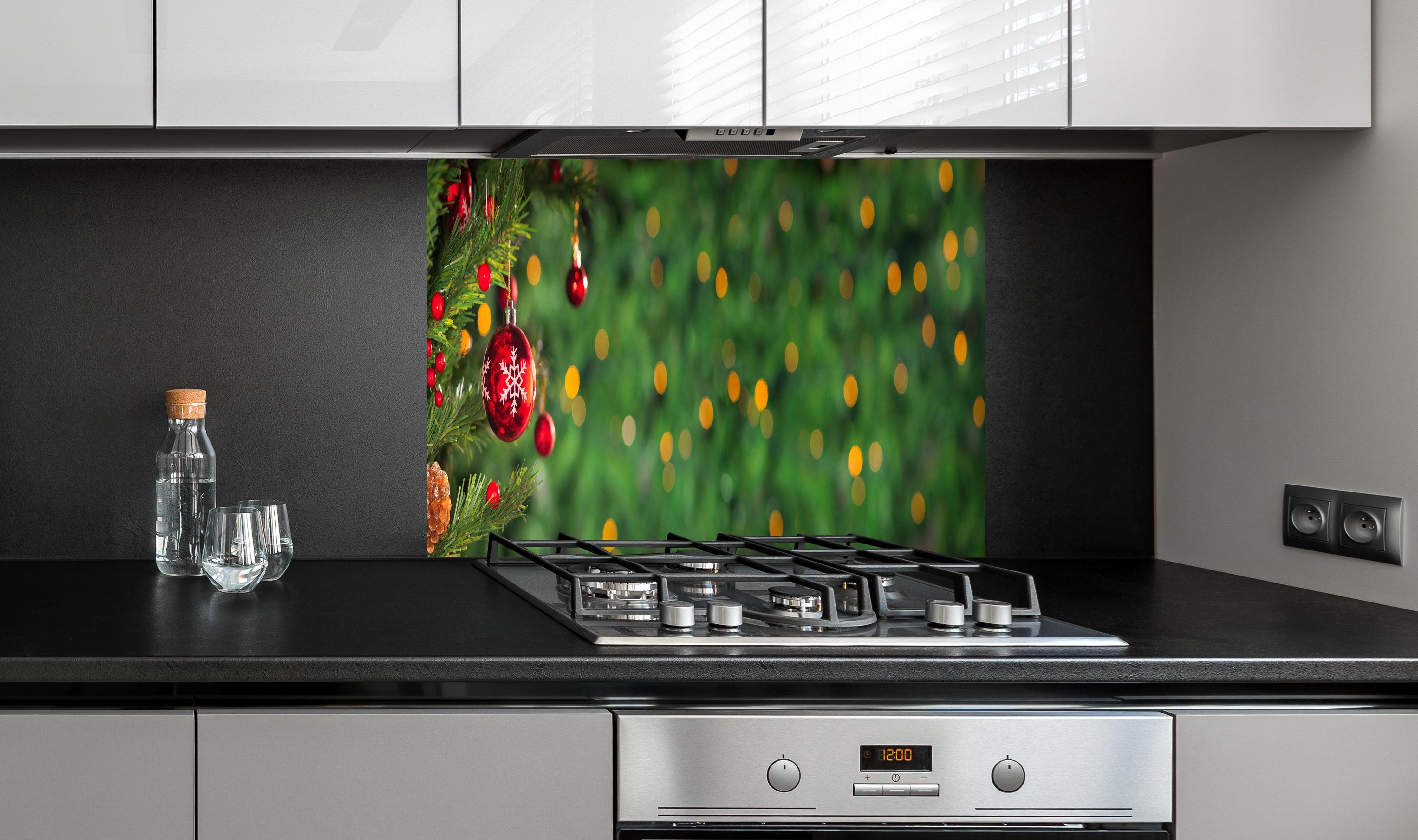 Spritzschutz - Weihnachten Banner hinter einem Cerankochfeld zwischen Holz-Kochutensilien
