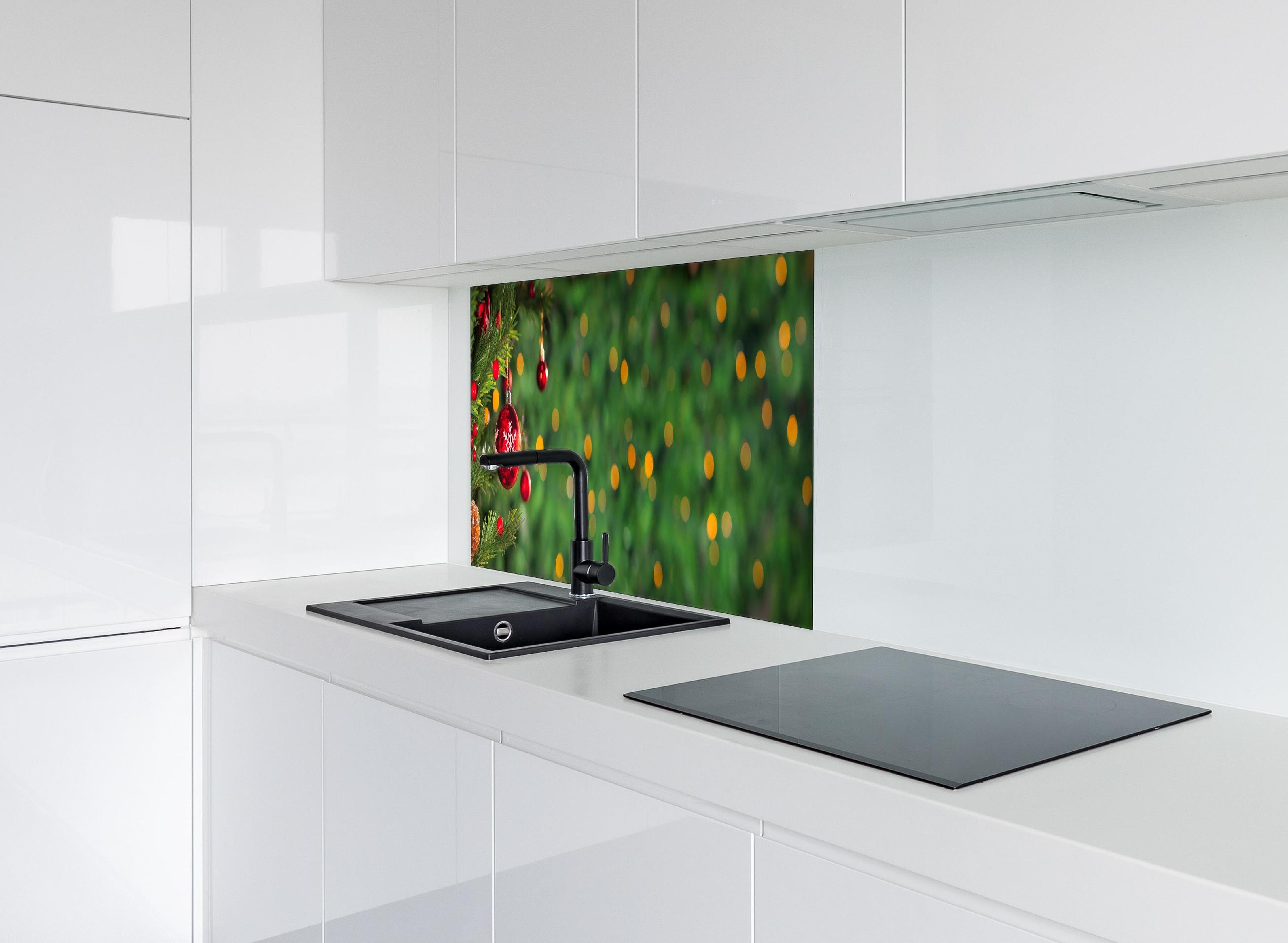 Spritzschutz - Weihnachten Banner hinter einem Cerankochfeld zwischen Holz-Kochutensilien
