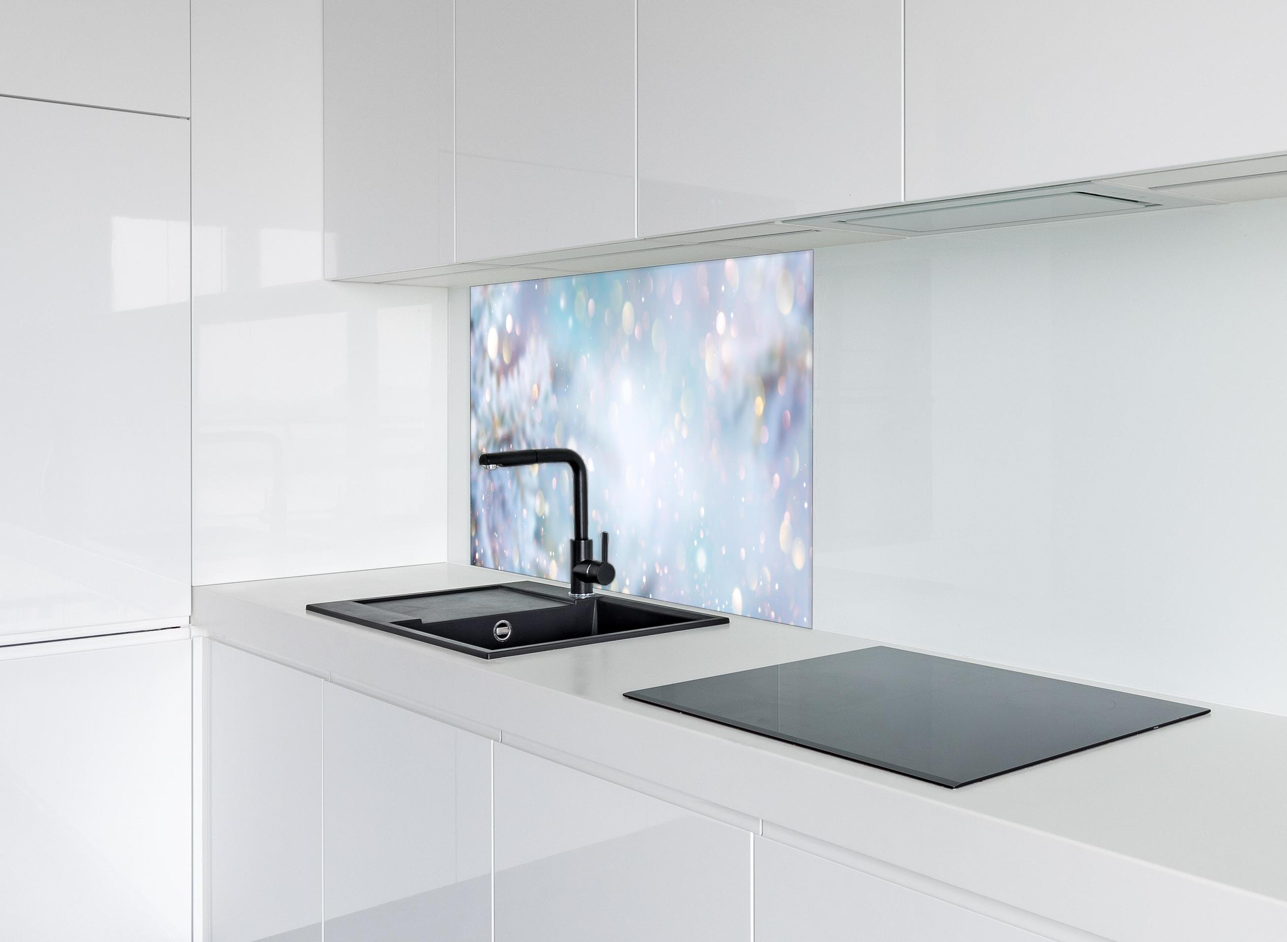 Spritzschutz - Weihnachtlicher Hintergrund mit Licht und Schnee hinter einem Cerankochfeld zwischen Holz-Kochutensilien
