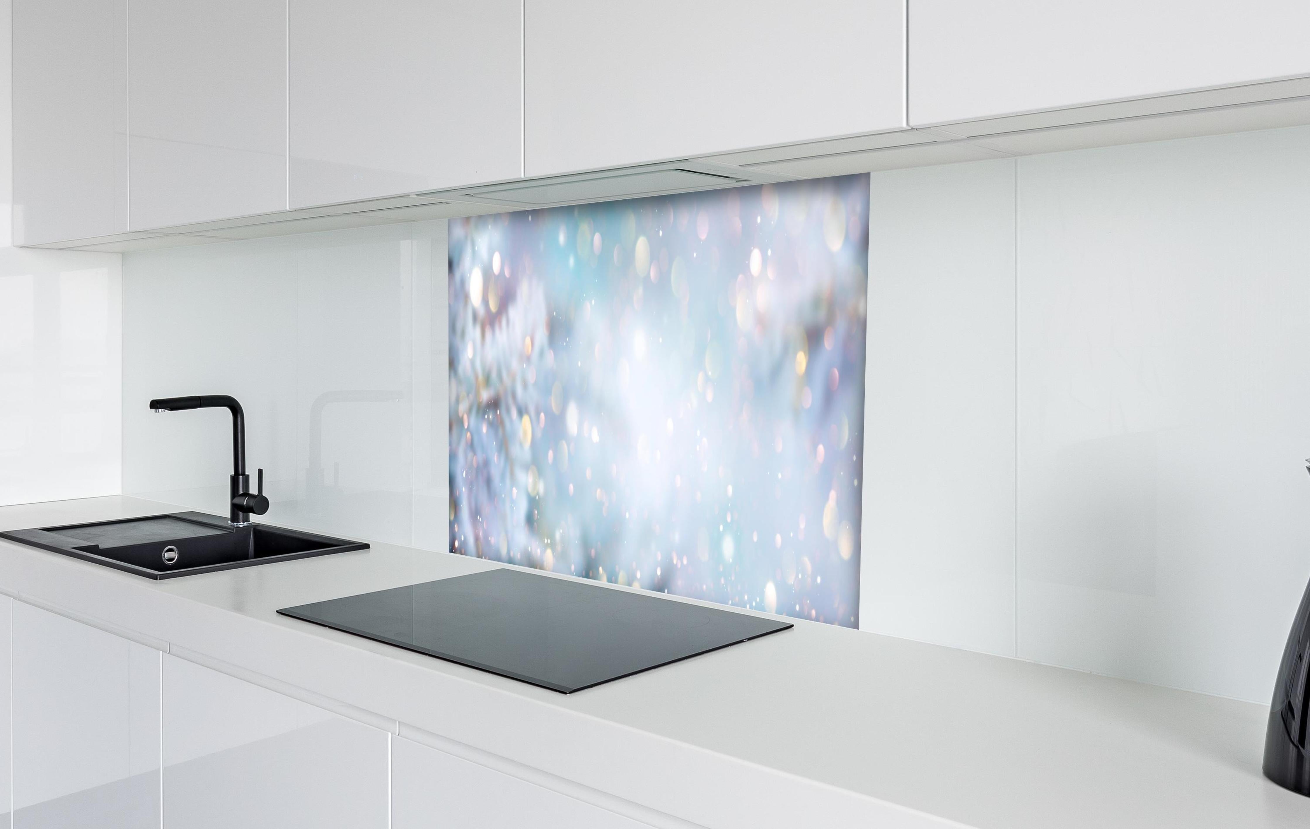 Spritzschutz - Weihnachtlicher Hintergrund mit Licht und Schnee hinter einem Cerankochfeld zwischen Holz-Kochutensilien
