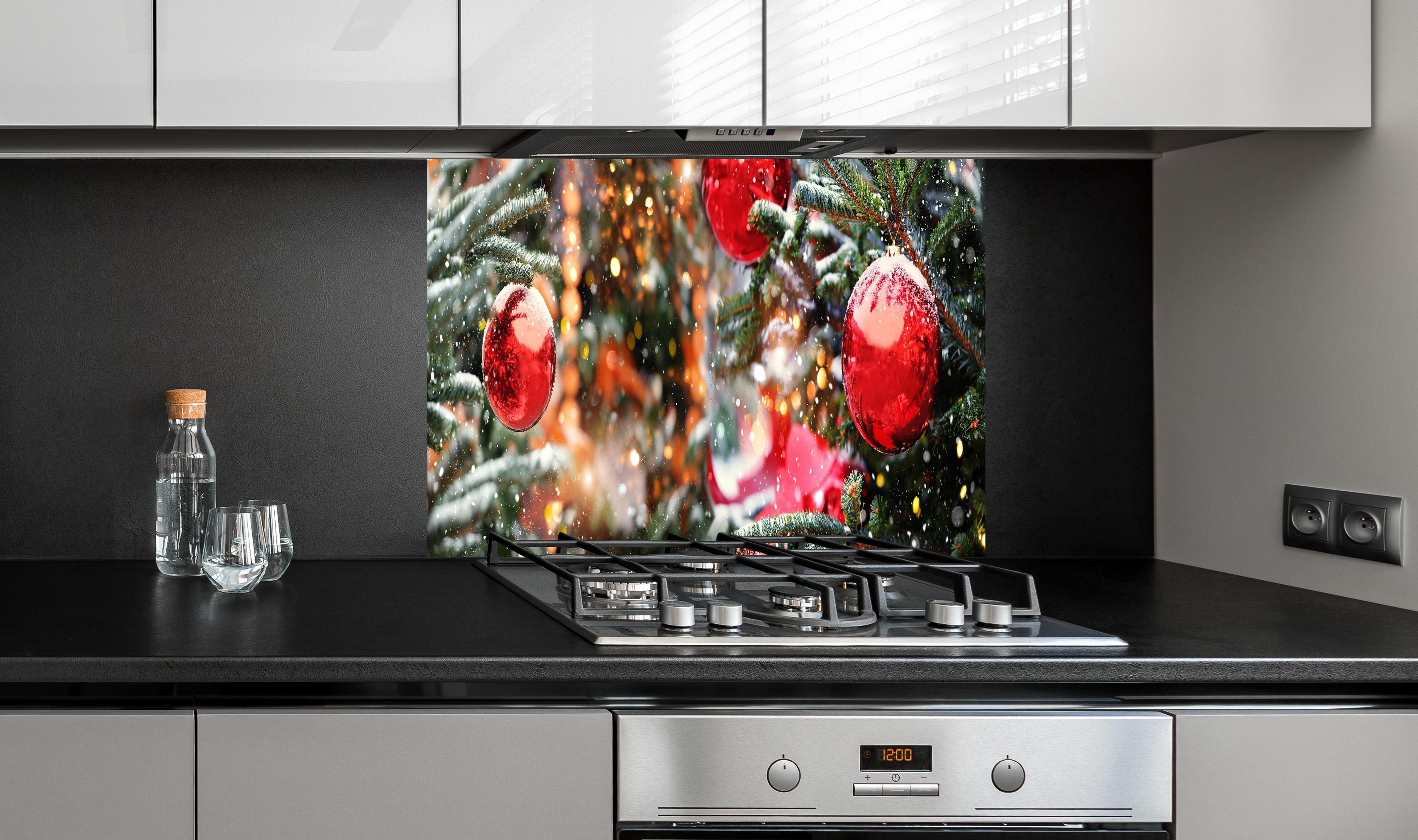 Spritzschutz - Weihnachts Konzept - Feiertage hinter einem Cerankochfeld zwischen Holz-Kochutensilien
