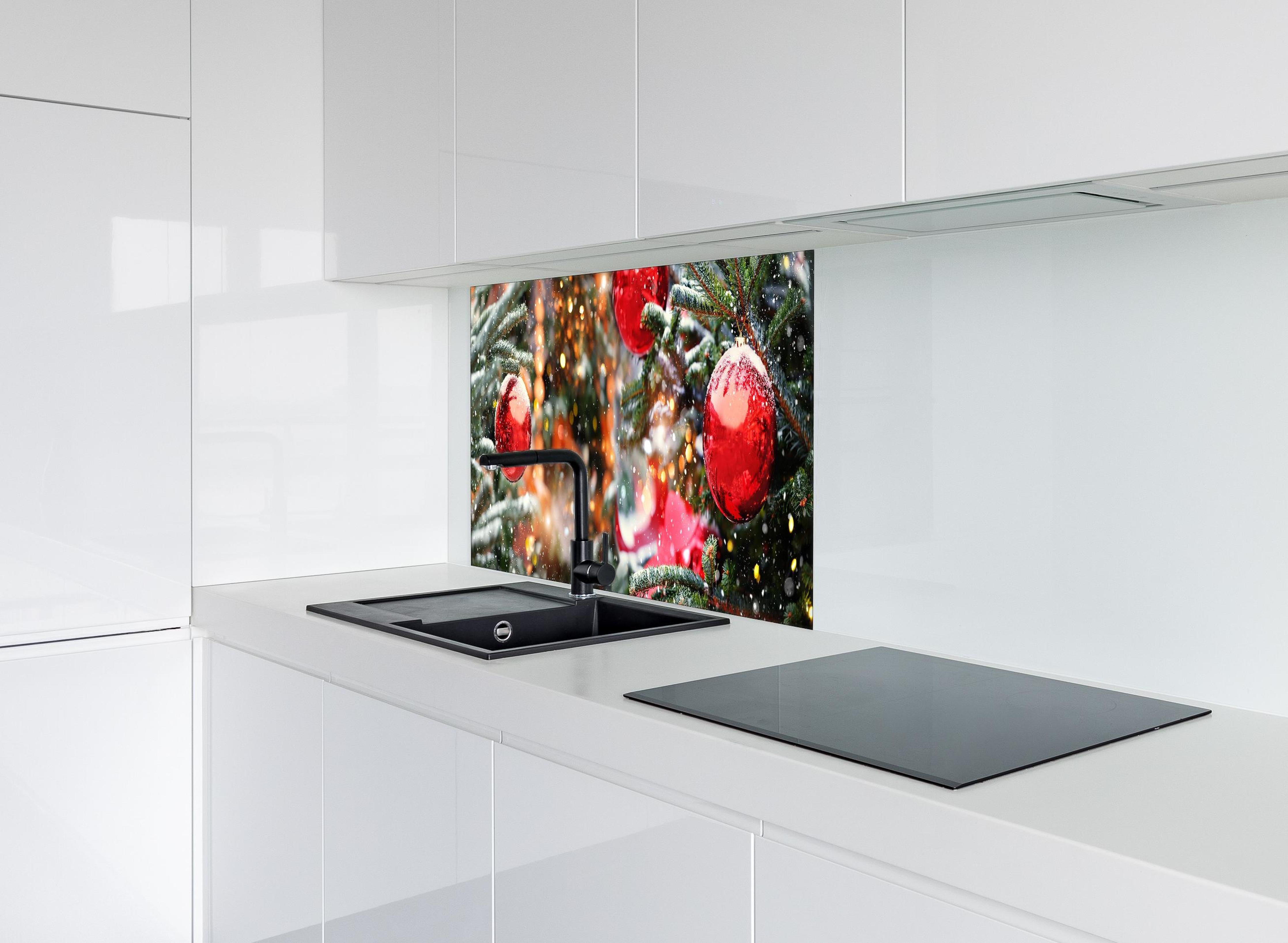 Spritzschutz - Weihnachts Konzept - Feiertage hinter einem Cerankochfeld zwischen Holz-Kochutensilien
