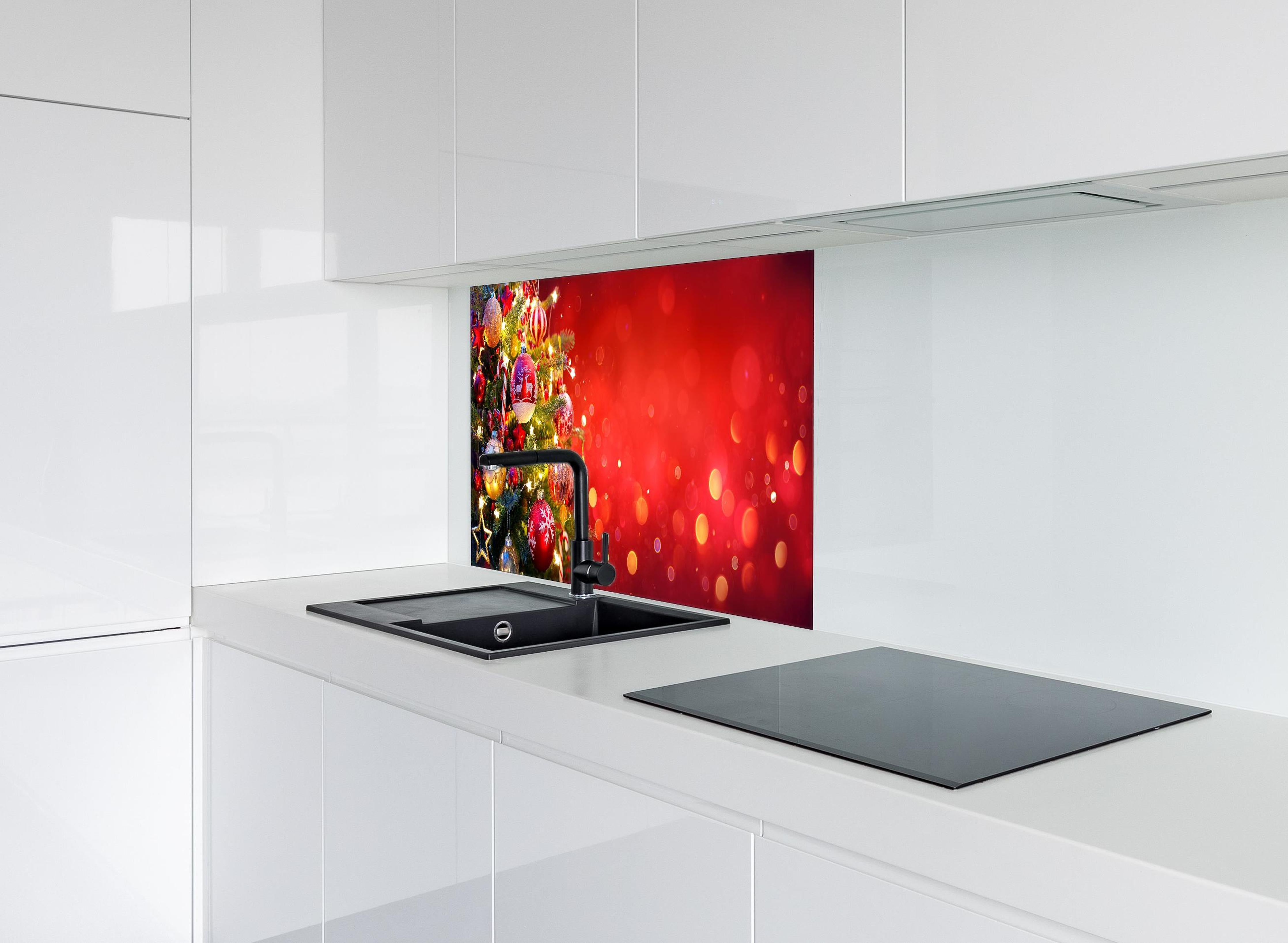 Spritzschutz - Weihnachtsbaum hinter einem Cerankochfeld zwischen Holz-Kochutensilien
