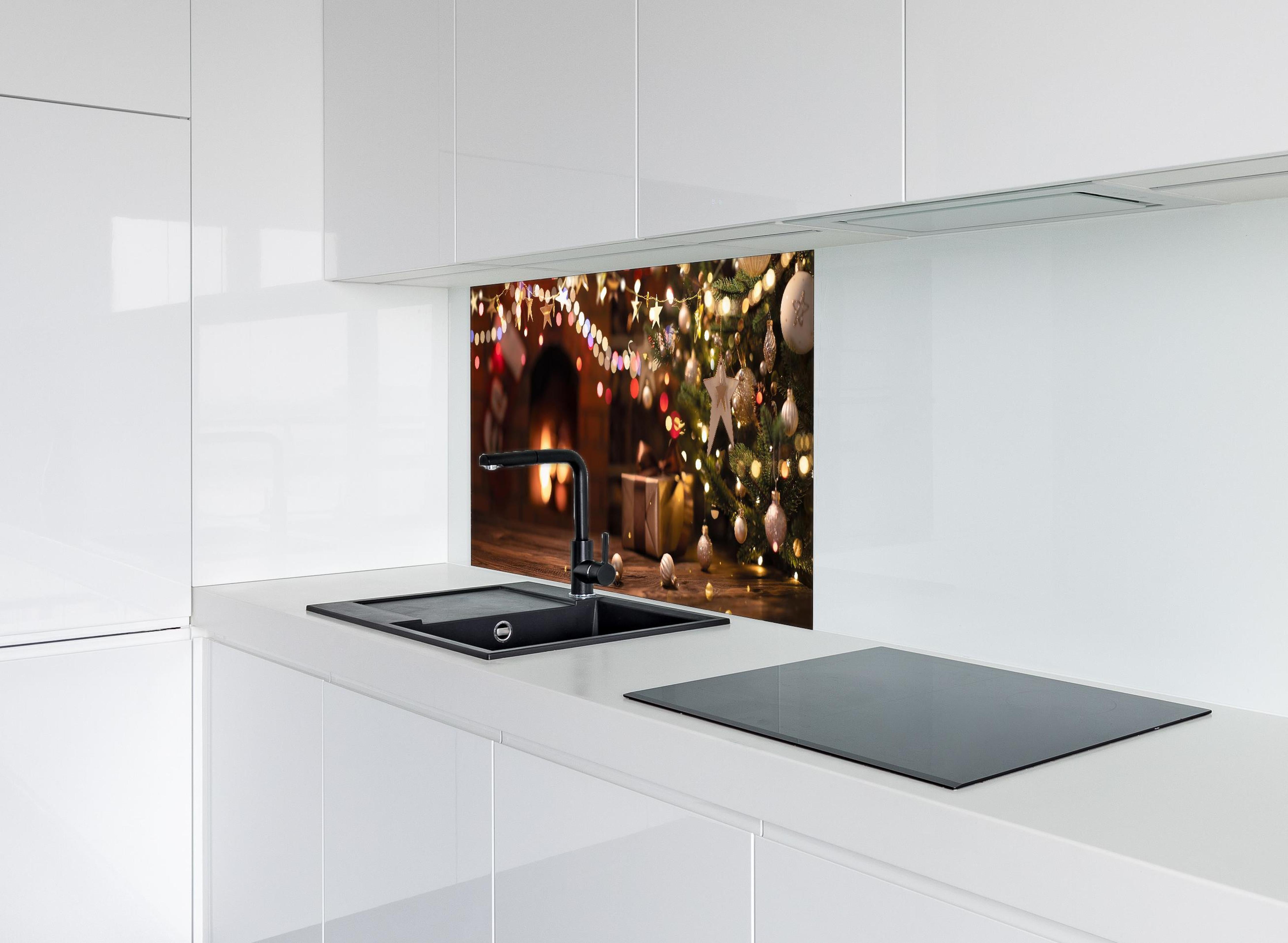 Spritzschutz - Weihnachtsbaum, Sterne und festliche Lichter hinter einem Cerankochfeld zwischen Holz-Kochutensilien
