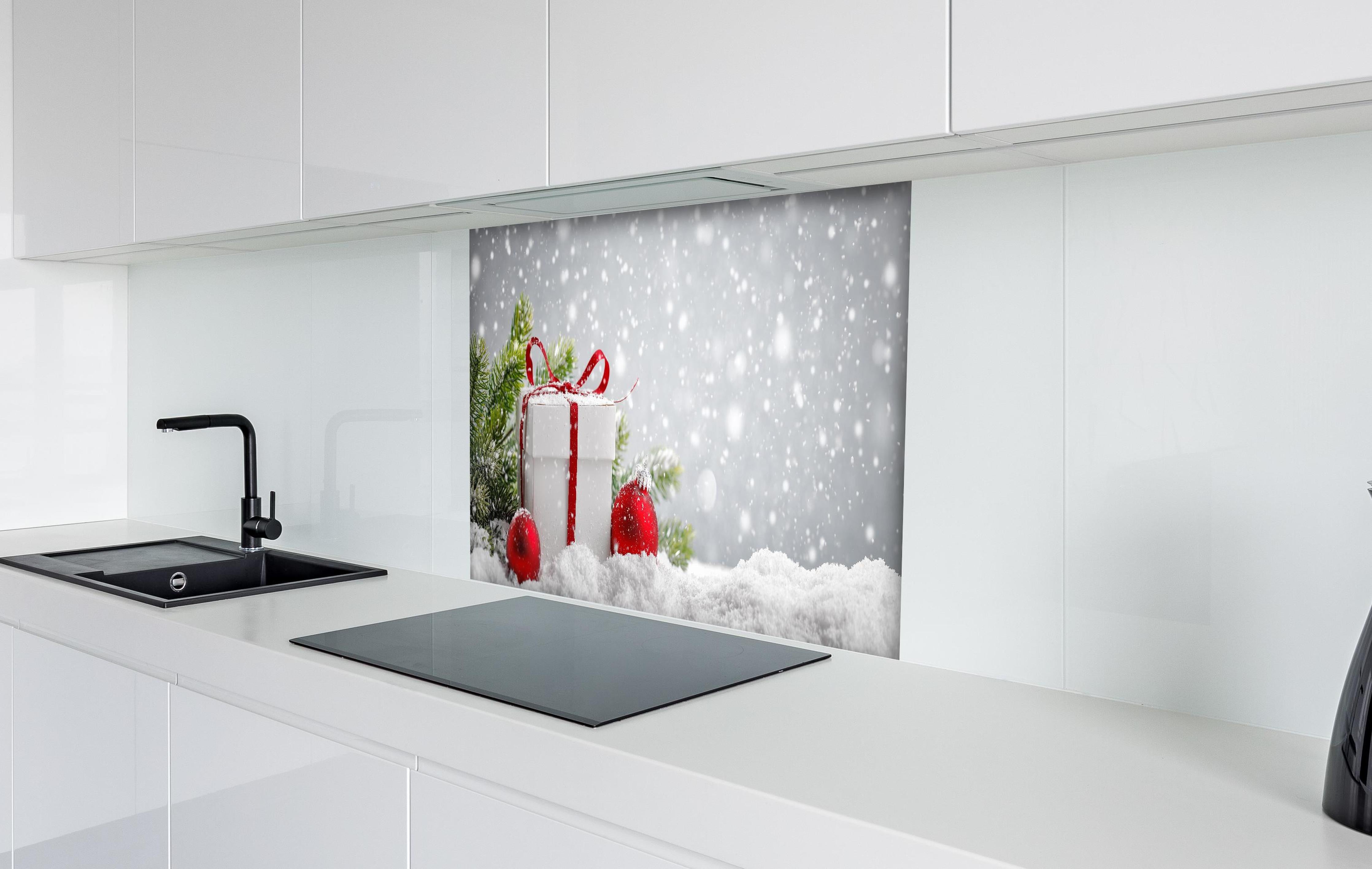 Spritzschutz - Weihnachtsdekoration hinter einem Cerankochfeld zwischen Holz-Kochutensilien
