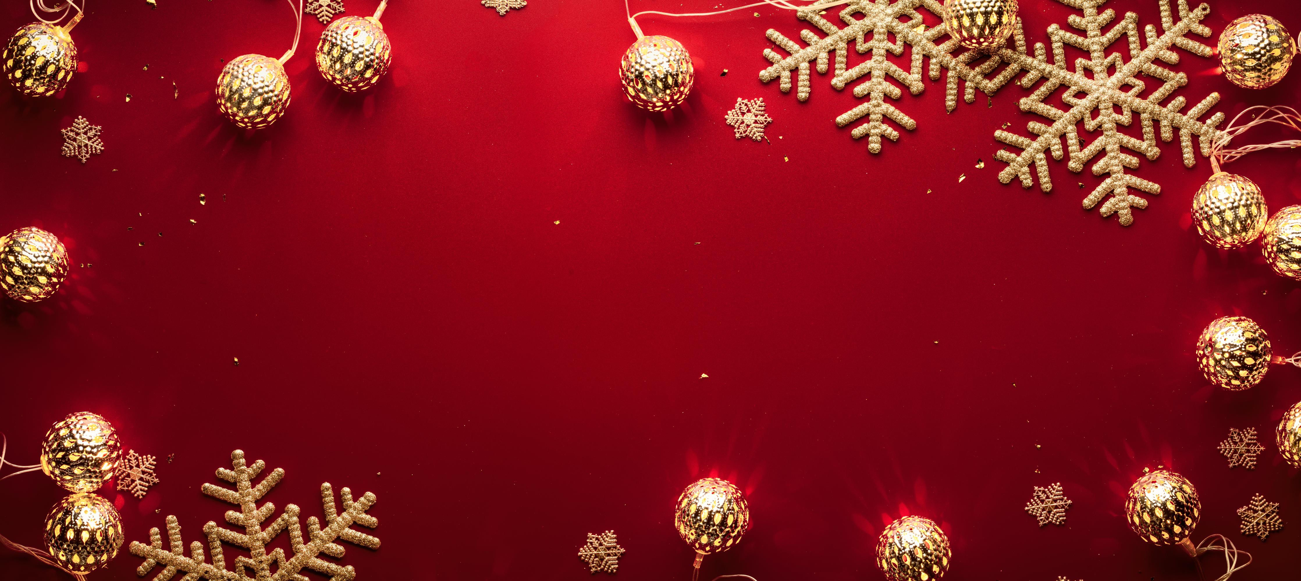 Spritzschutz-Weihnachtsdekoration auf rotem Hintergrund