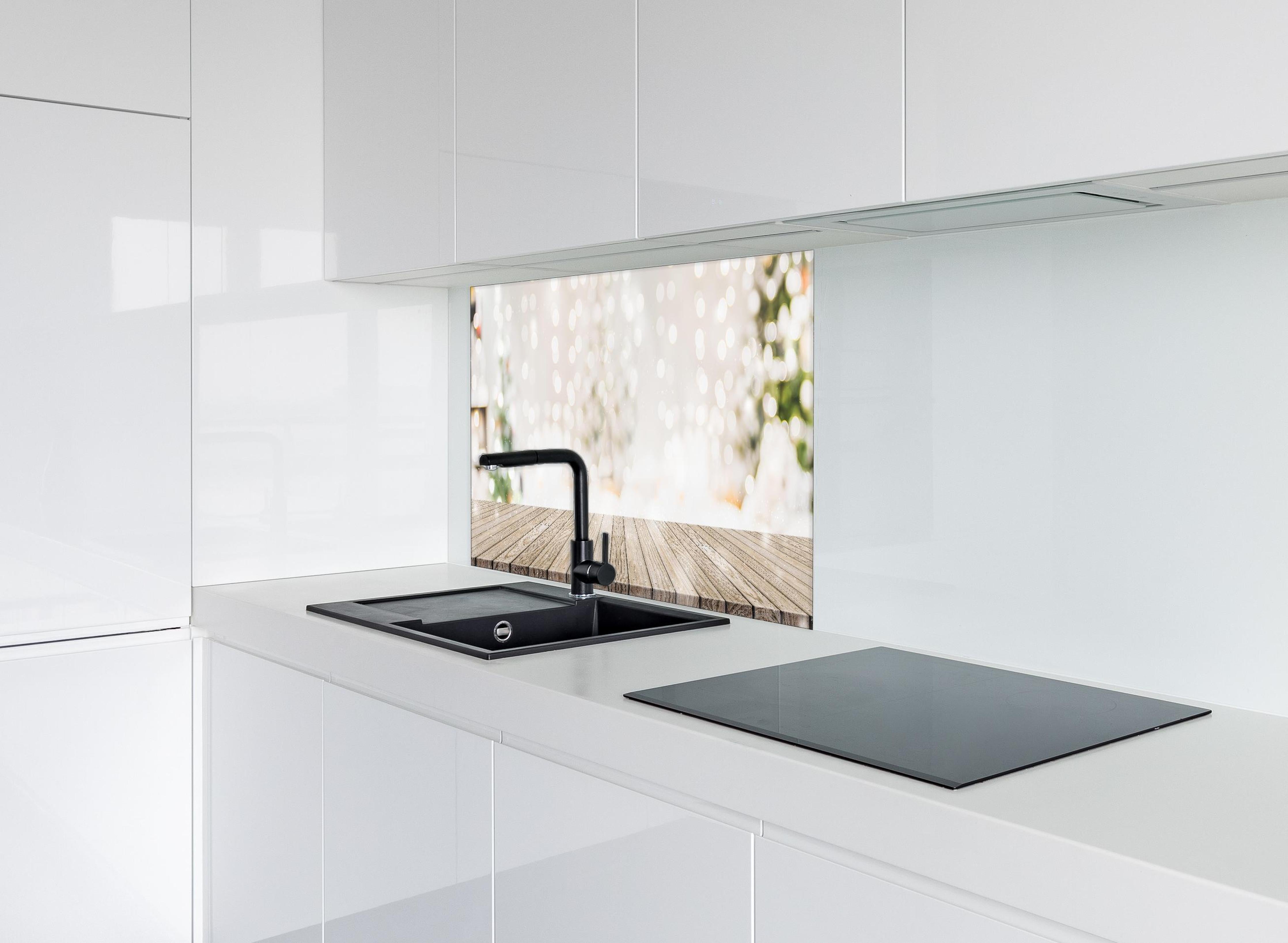 Spritzschutz - Weihnachtstimmung hinter einem Cerankochfeld zwischen Holz-Kochutensilien
