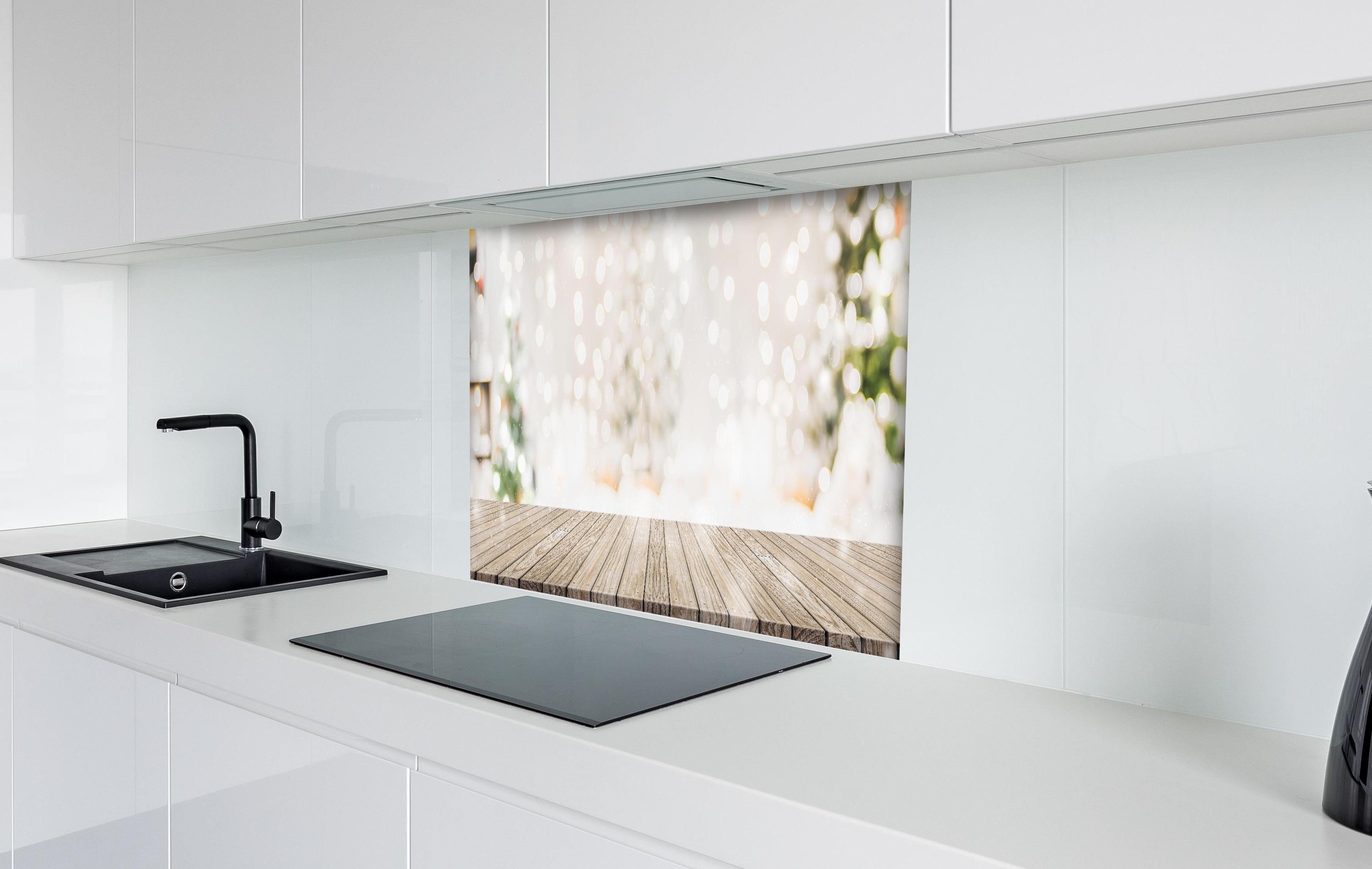 Spritzschutz - Weihnachtstimmung hinter einem Cerankochfeld zwischen Holz-Kochutensilien
