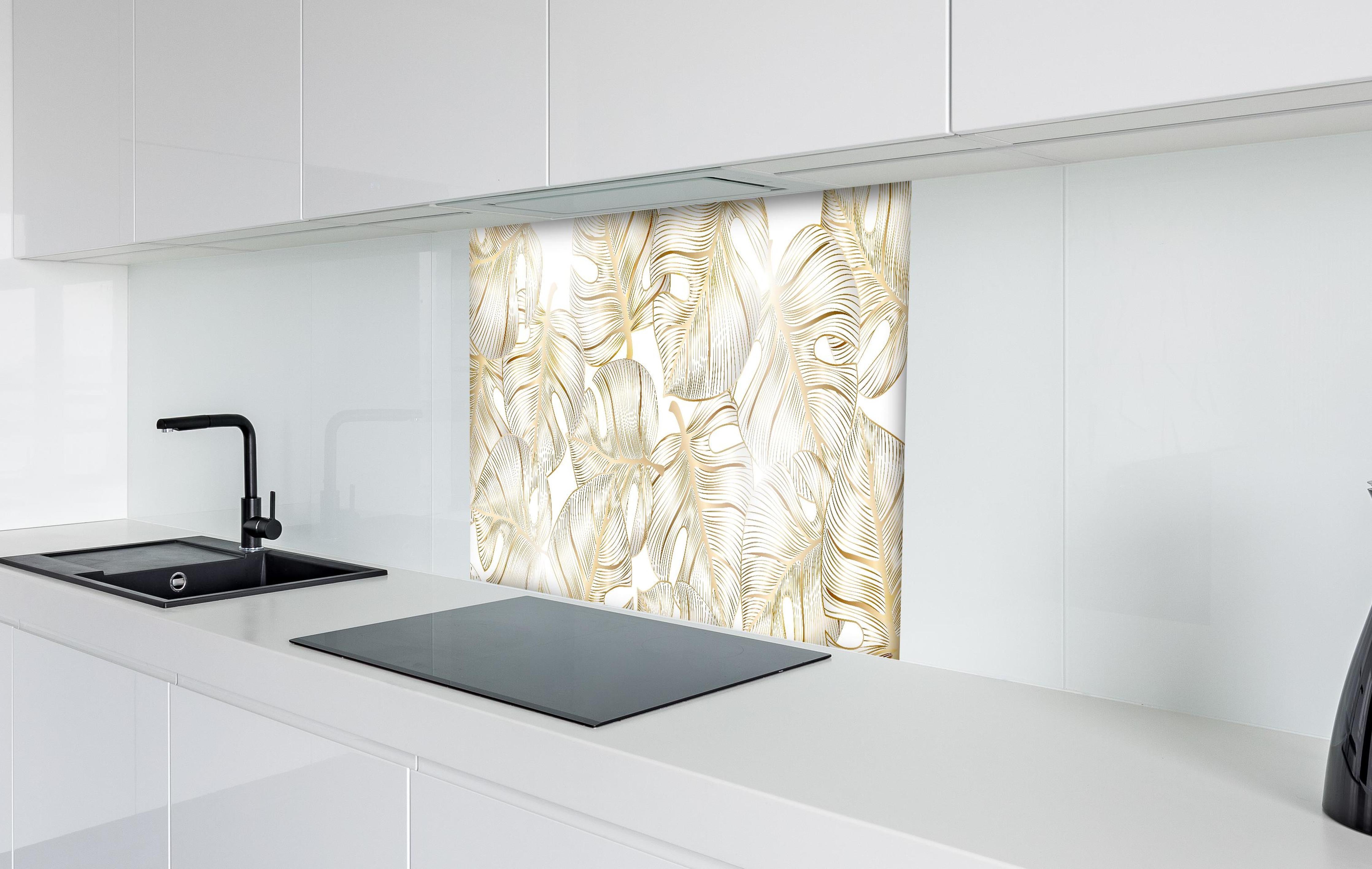 Spritzschutz - Weiß-Goldene Blattmuster Design Struktur hinter einem Cerankochfeld zwischen Holz-Kochutensilien
